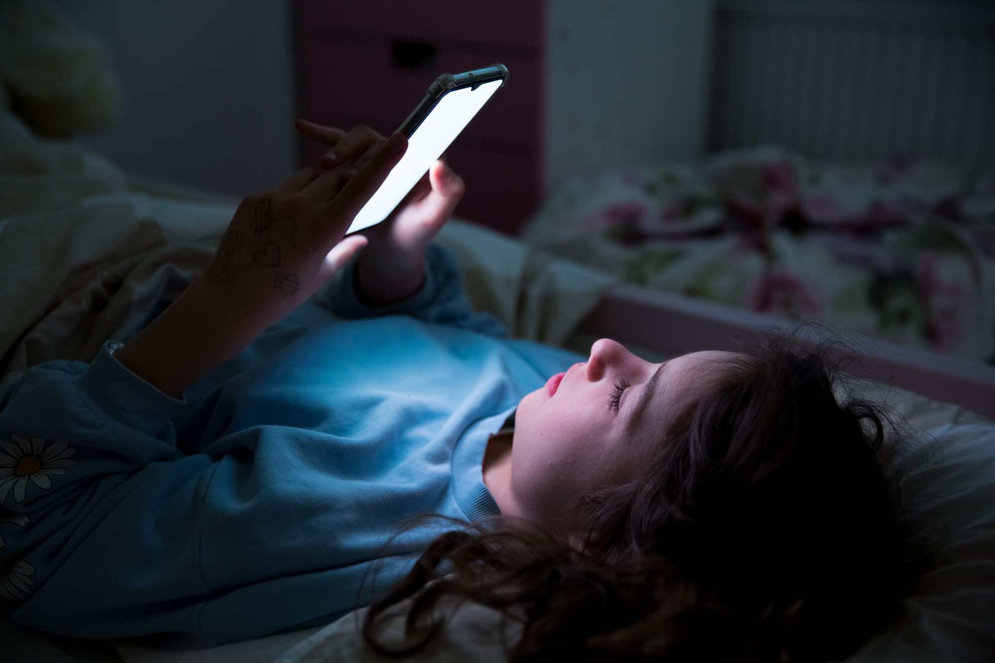 Smartphone addiction is a serious issue in families. Photo: Shutterstock