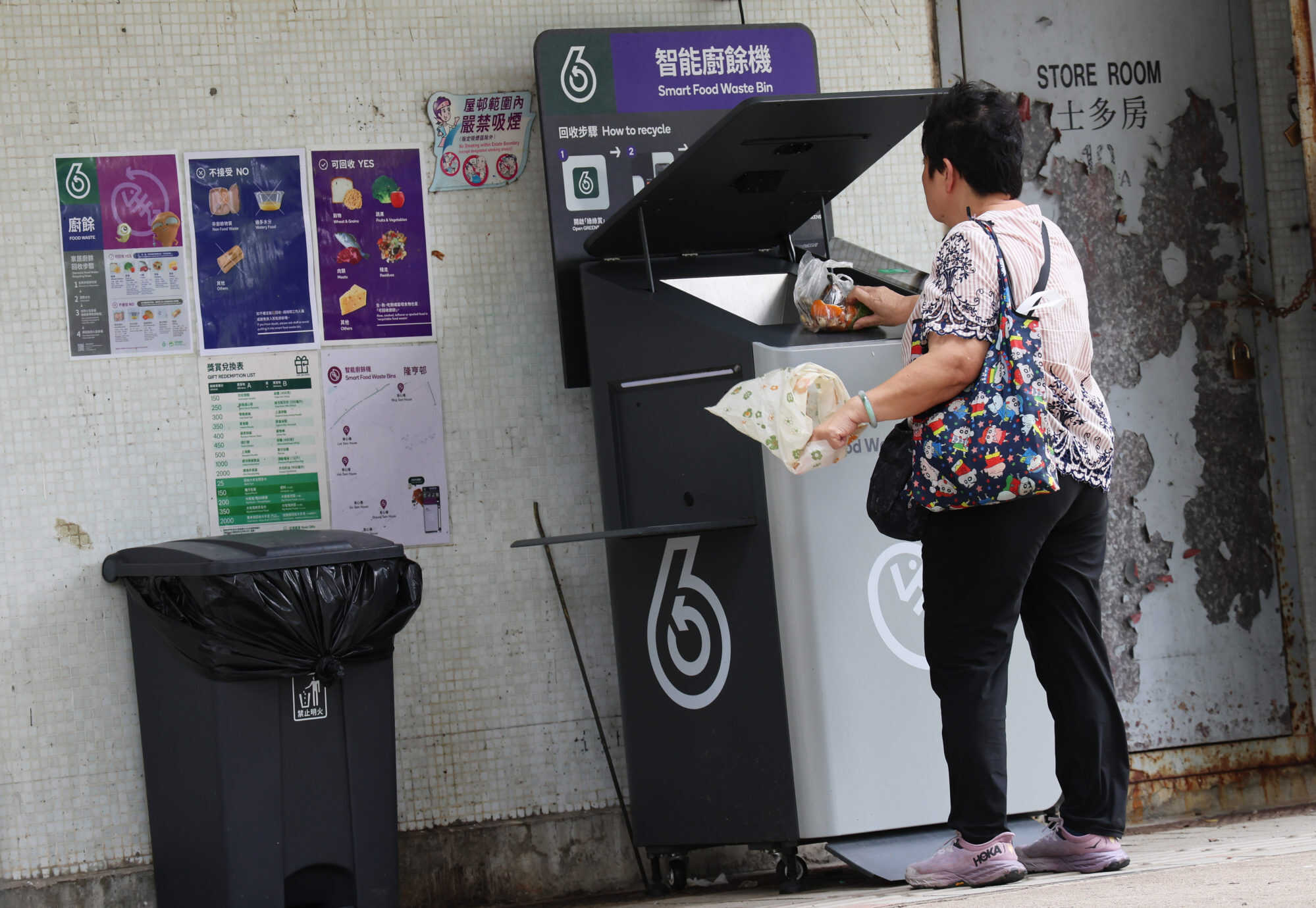 A resident uses a food waste machine to recycle food waste. Photo: Jelly Tse