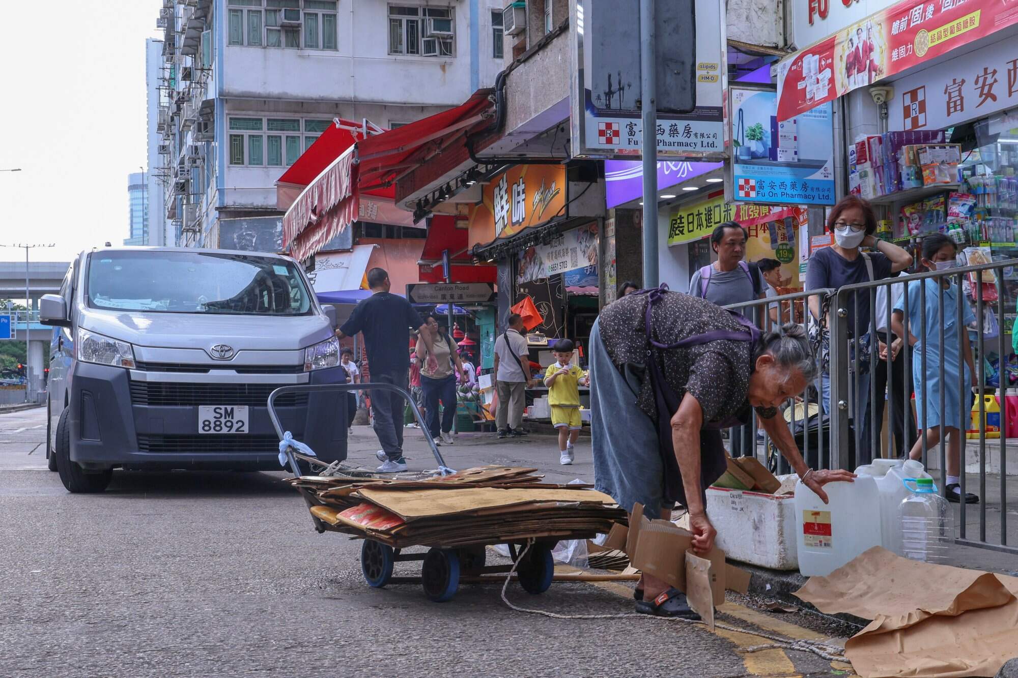 An elderly woman scavenges recyclables on the streets of Mong Kok. Photo: Jelly Tse