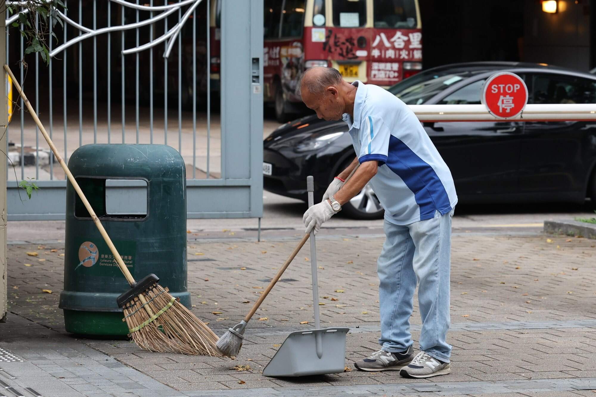 Many elderly Hongkongers work jobs that are very physically demanding. Photo: Dickson Lee