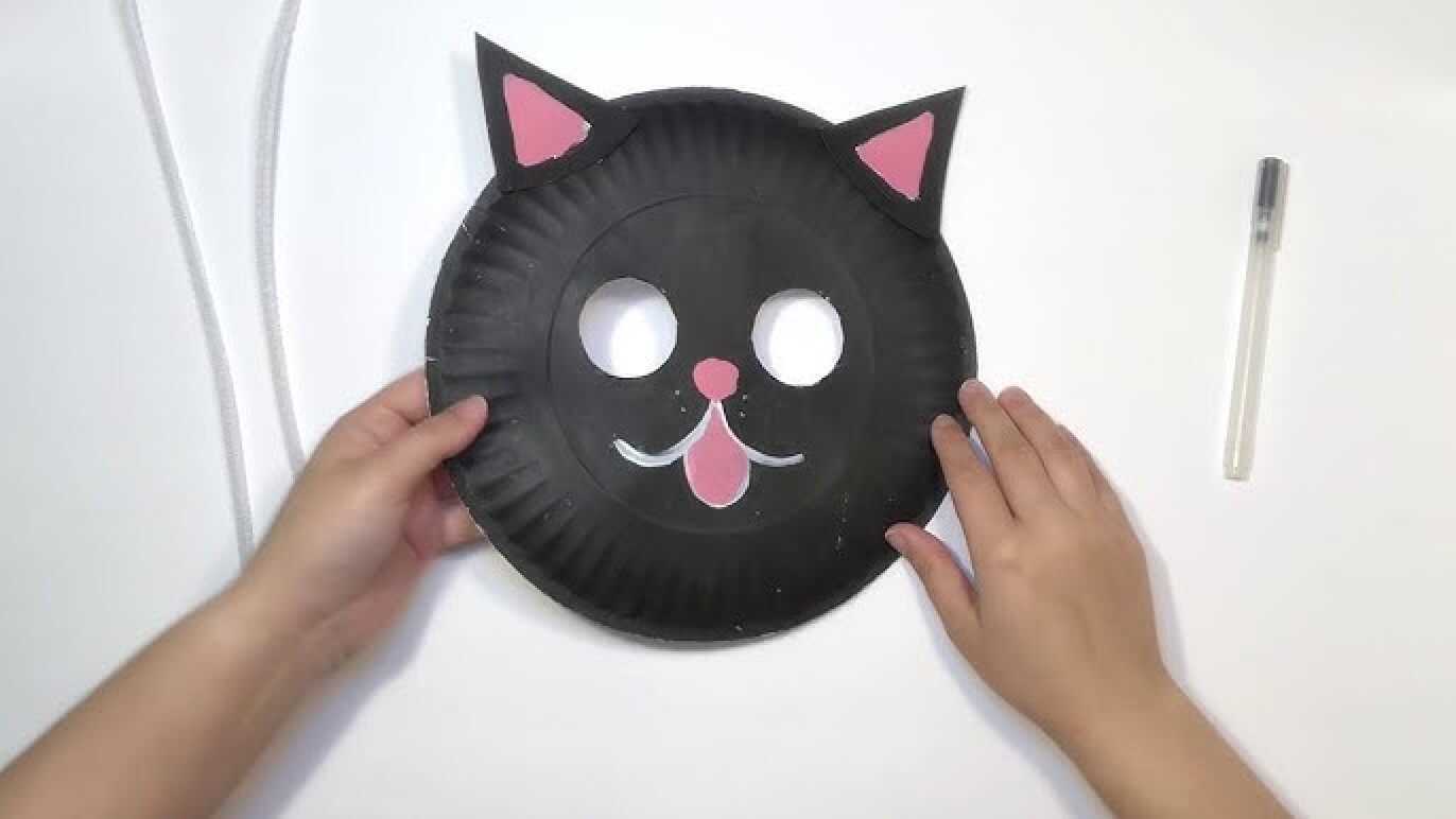 Learn how to make a paper plate that looks like a cat. Photo: YouTube/Get fun with mom