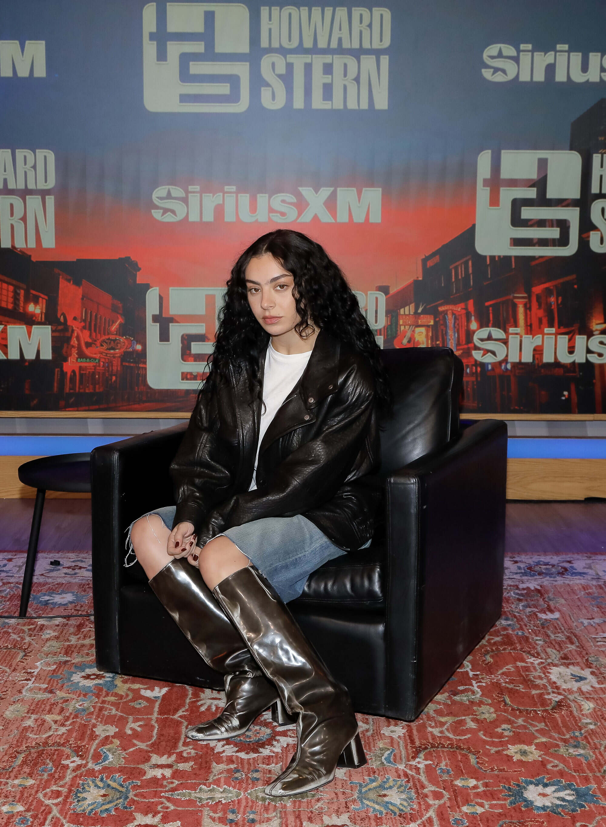 Charli XCX visits SiriusXM’s “The Howard Stern Show” in Tennessee. United States. Photo: Getty Images