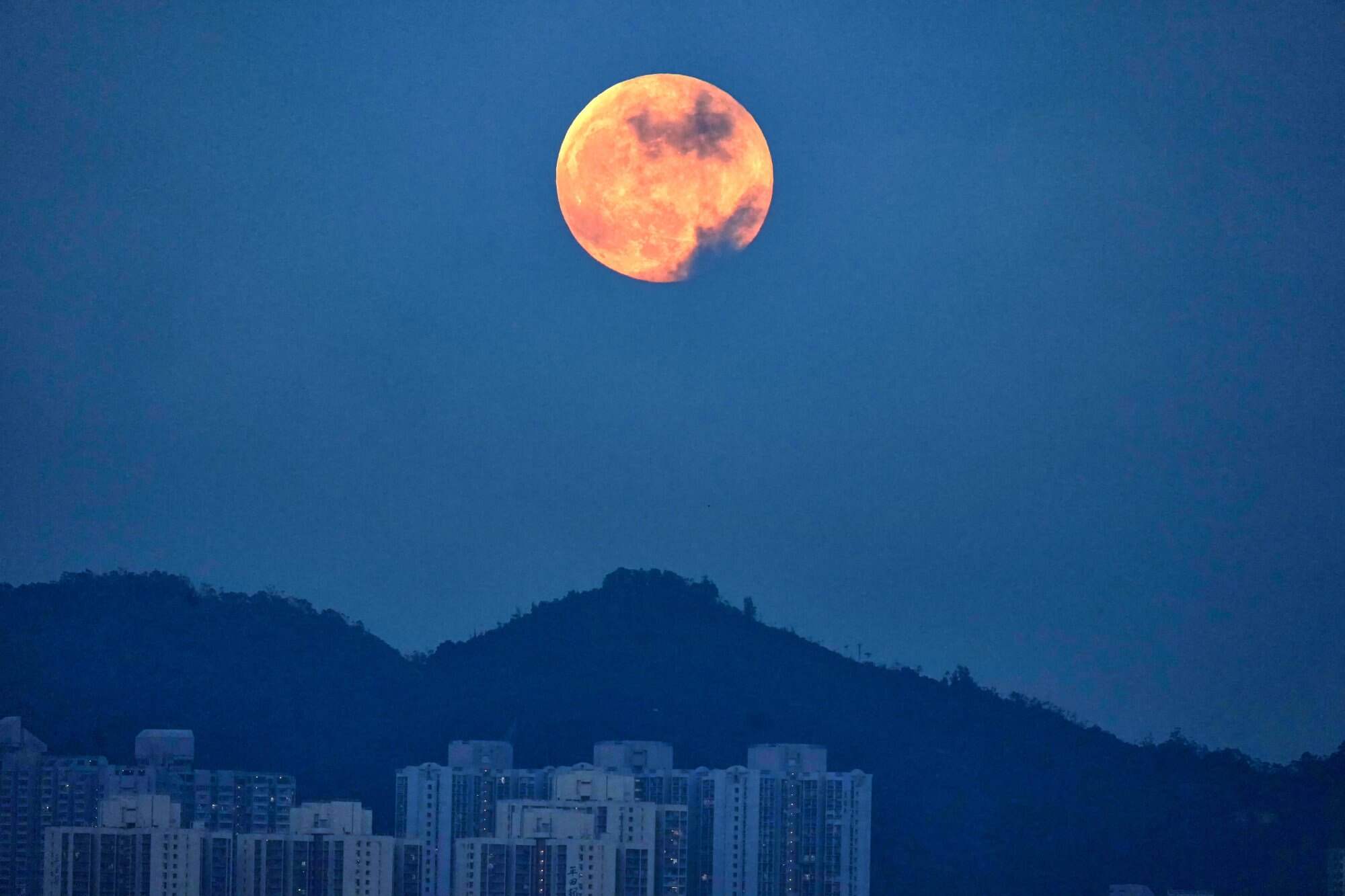 Explore the extreme temperatures, gravity and essential equipment needed for a day on the moon, as explained by a Hong Kong Space Museum curator. Photo: Sam Tsang