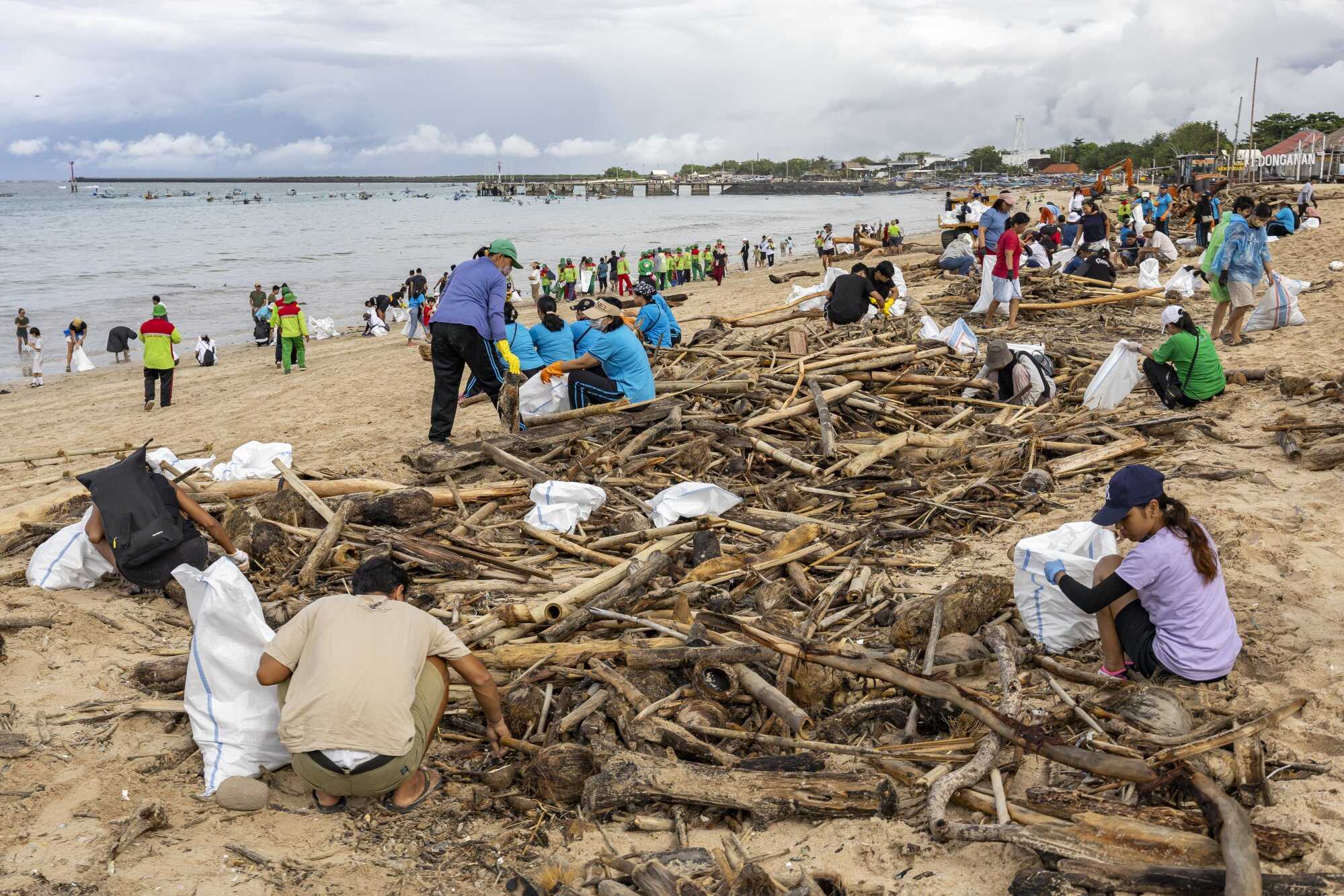 Locals and tourists participate in a beach clean-up event at Kedonganan Beach in Bali, Indonesia. Photo: EPA-EFE
