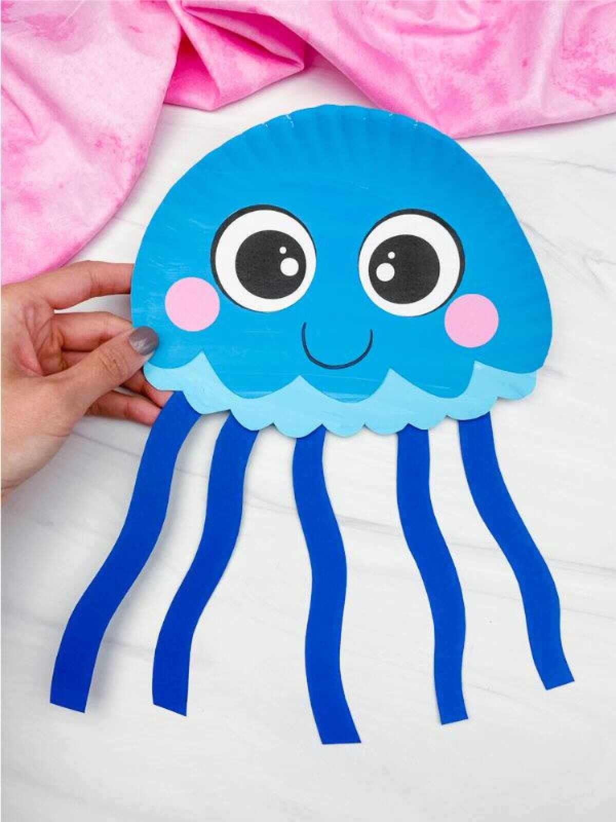 Make a jellyfish using a paper plate and some coloured paper. Photo: Pinterest/simpleeverydaymom