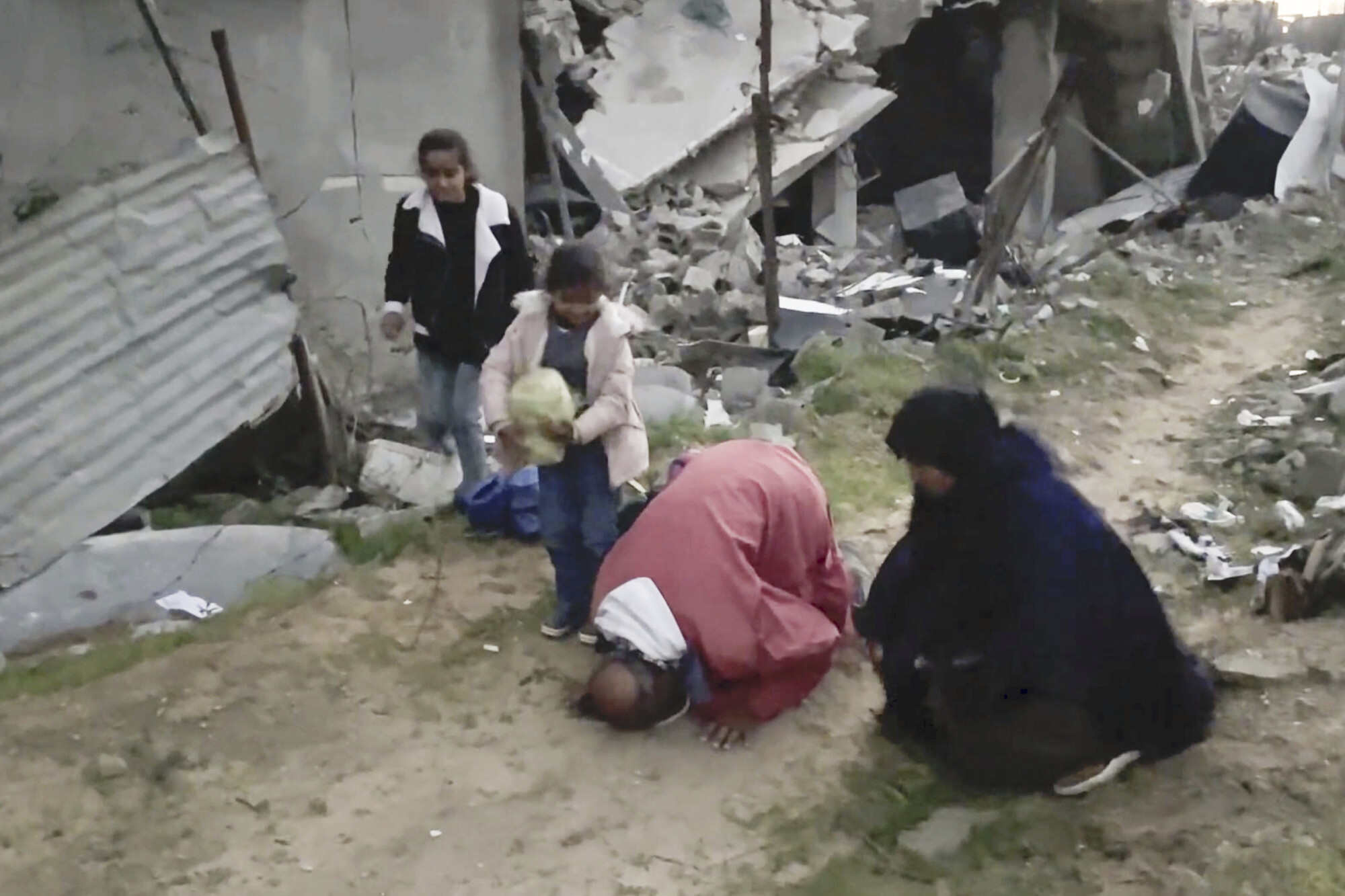 In this image made from an Associated Press video, Ne’man Abu Jarad and his family return to their home in Beit Lahiya, Gaza Strip, on Monday, January 29, 2025, for the first time since the war between Hamas and Israel began. Photo: AP