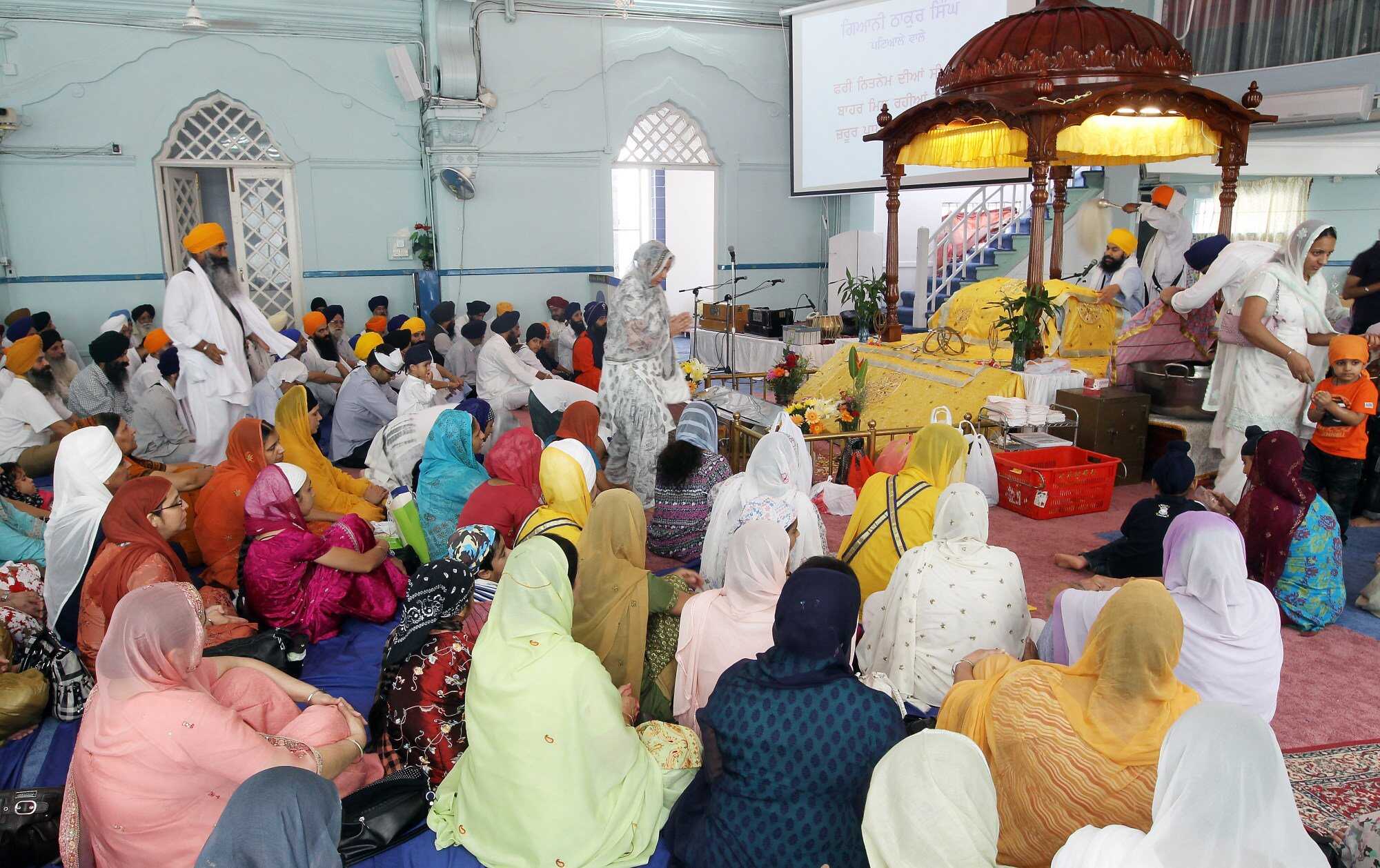 Sikhs and Hindus from the Indian and Nepali communities in Hong Kong celebrate Diwali at the old Sikh temple on Queen’s Road East in Wan Chai. Photo: Edward Wong