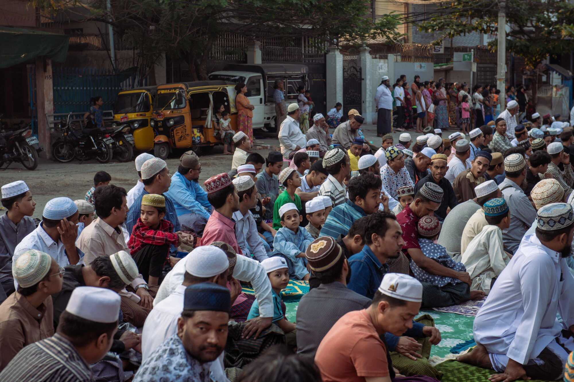 Muslims offer morning prayers to start the Eid al-Fitr festival, marking the end of the holy fasting month of Ramadan on a road near destroyed mosques in Mandalay on March 31, 2025, three days after the deadly Myanmar earthquake. Photo: AFP