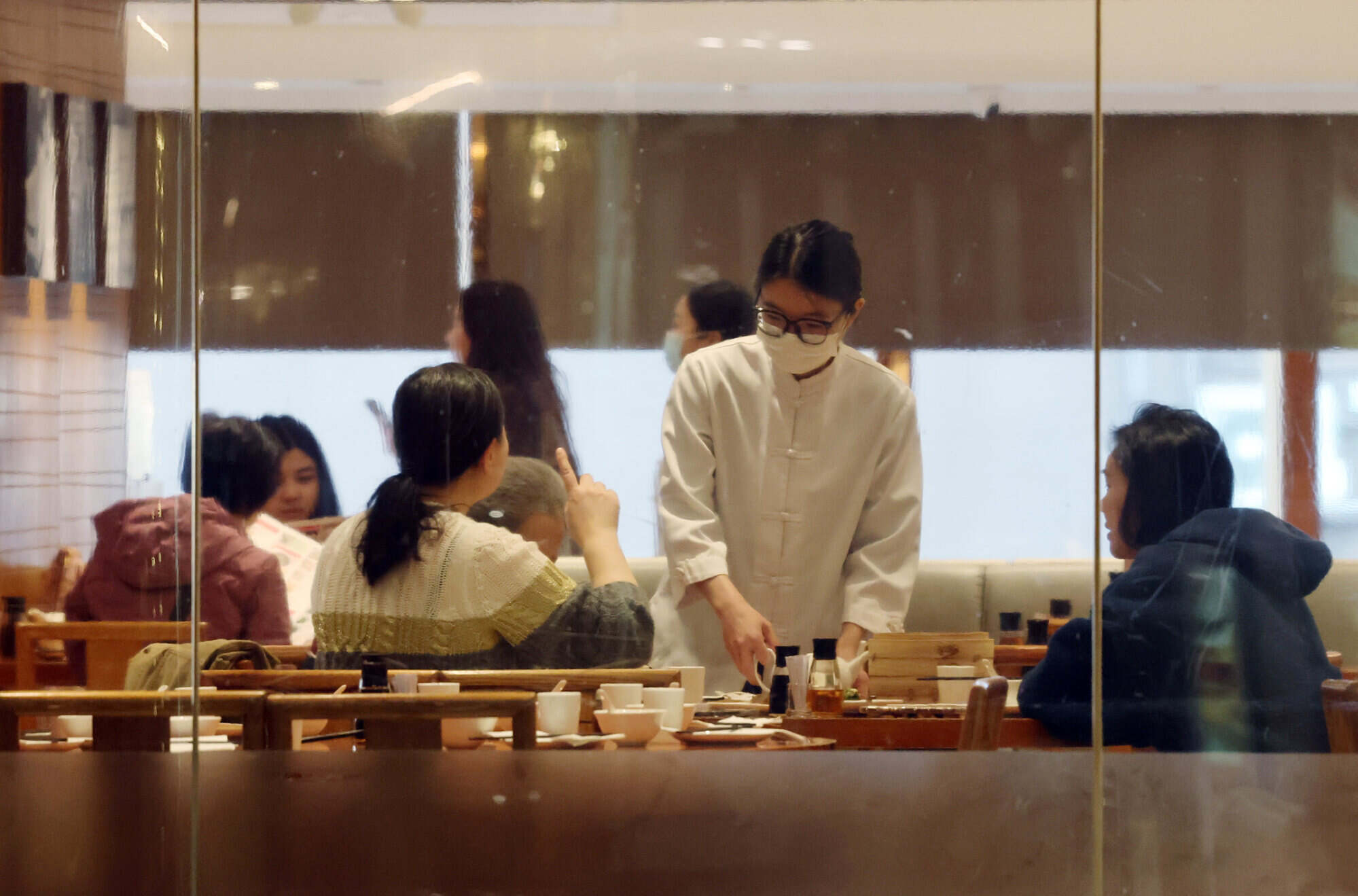 People dine at a restaurant in Tsim Sha Tsui. Photo: Jelly Tse