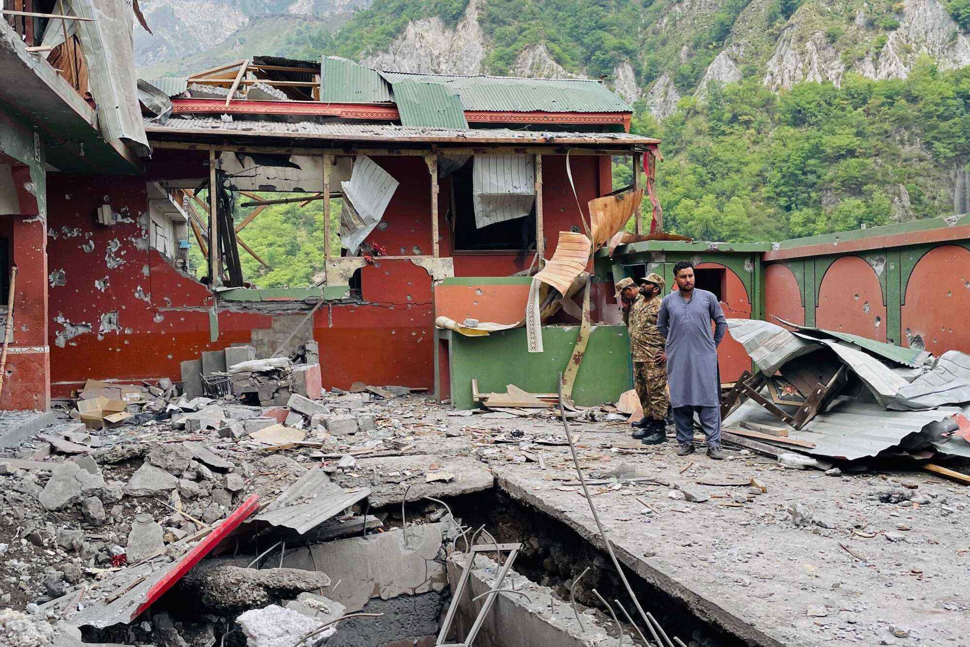 Soldiers inspect the debris of a mosque after Indian strikes in Muzaffarabad, the capital of Pakistan-administered Kashmir, on May 7, 2025. Photo: AFP