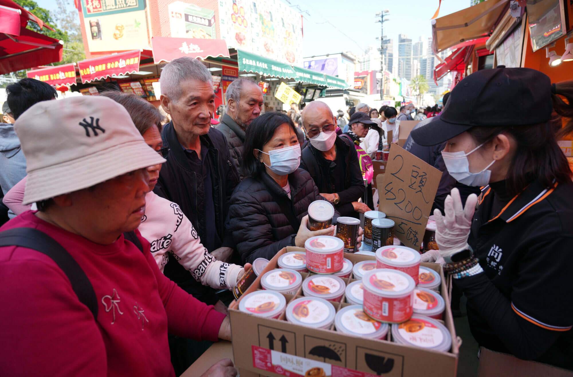 People shop on the last day of the Hong Kong Brands and Products Expo in Causeway Bay on January 6, 2025. Photo: Sam Tsang