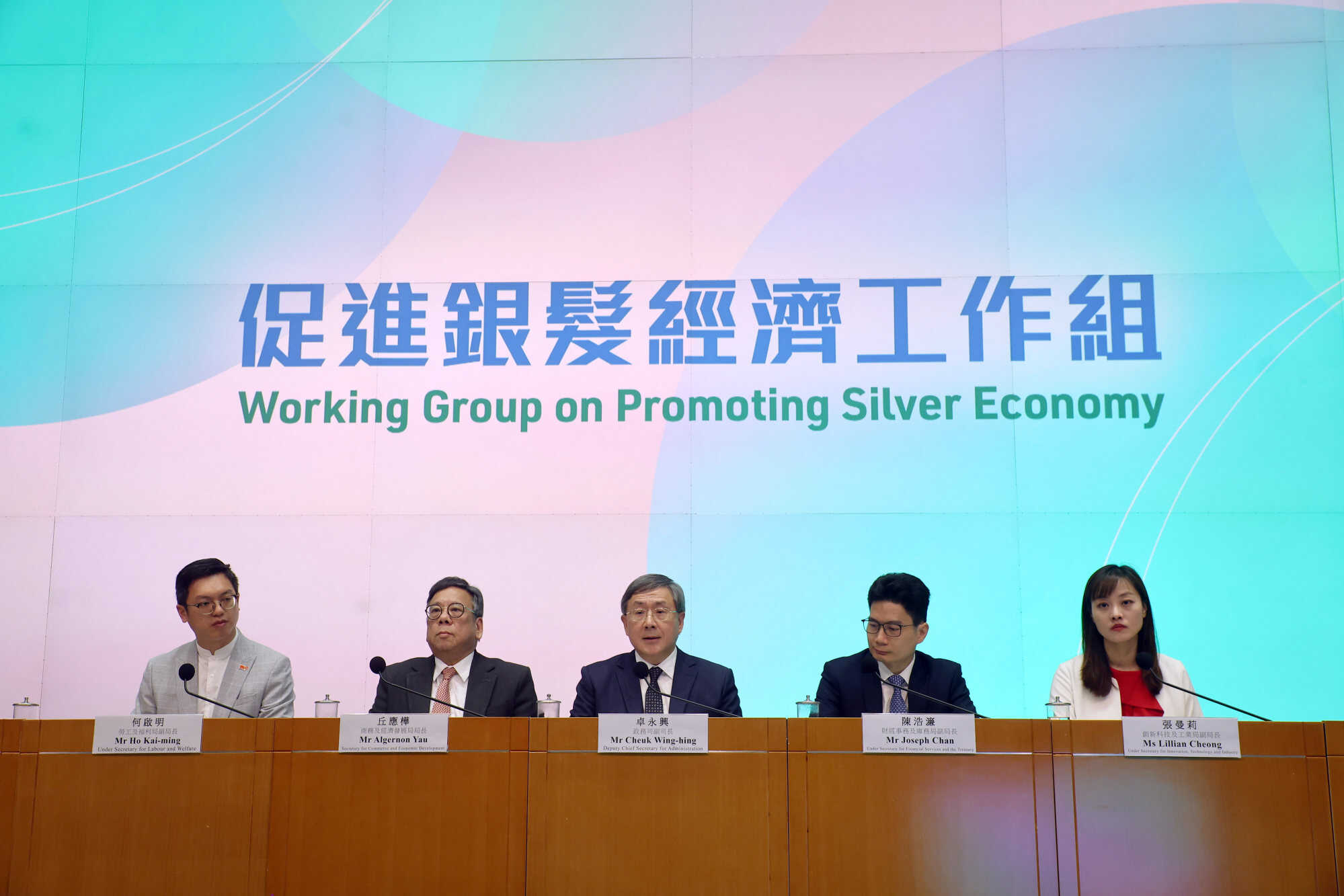 (L to R) Under Secretary for Labour and Welfare, Ho Kai-ming; Secretary for Commerce and Economic Development, Algernon Yau Ying-wah; Deputy Chief Secretary for Administration, Cheuk Wing-hing; Under Secretary for Financial Services and the Treasury, Joseph Chan Ho-lim; and Under Secretary for Innovation, Technology and Industry, Lillian Cheong Man-lei attend a press conference on measures to be implemented by the Working Group on Promoting Silver Economy at the Central Government Offices in Tamar. Photo: Edmond So