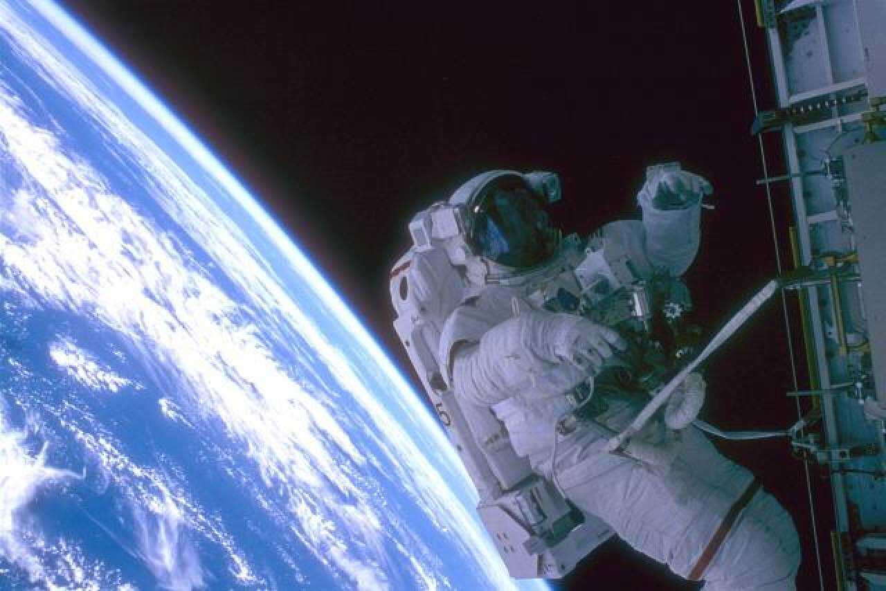 Scott Parazynski with the Earth as a backdrop while he was docked to the Russian space station Mir, on October 1, 1997. Photo: Courtesy of Nasa