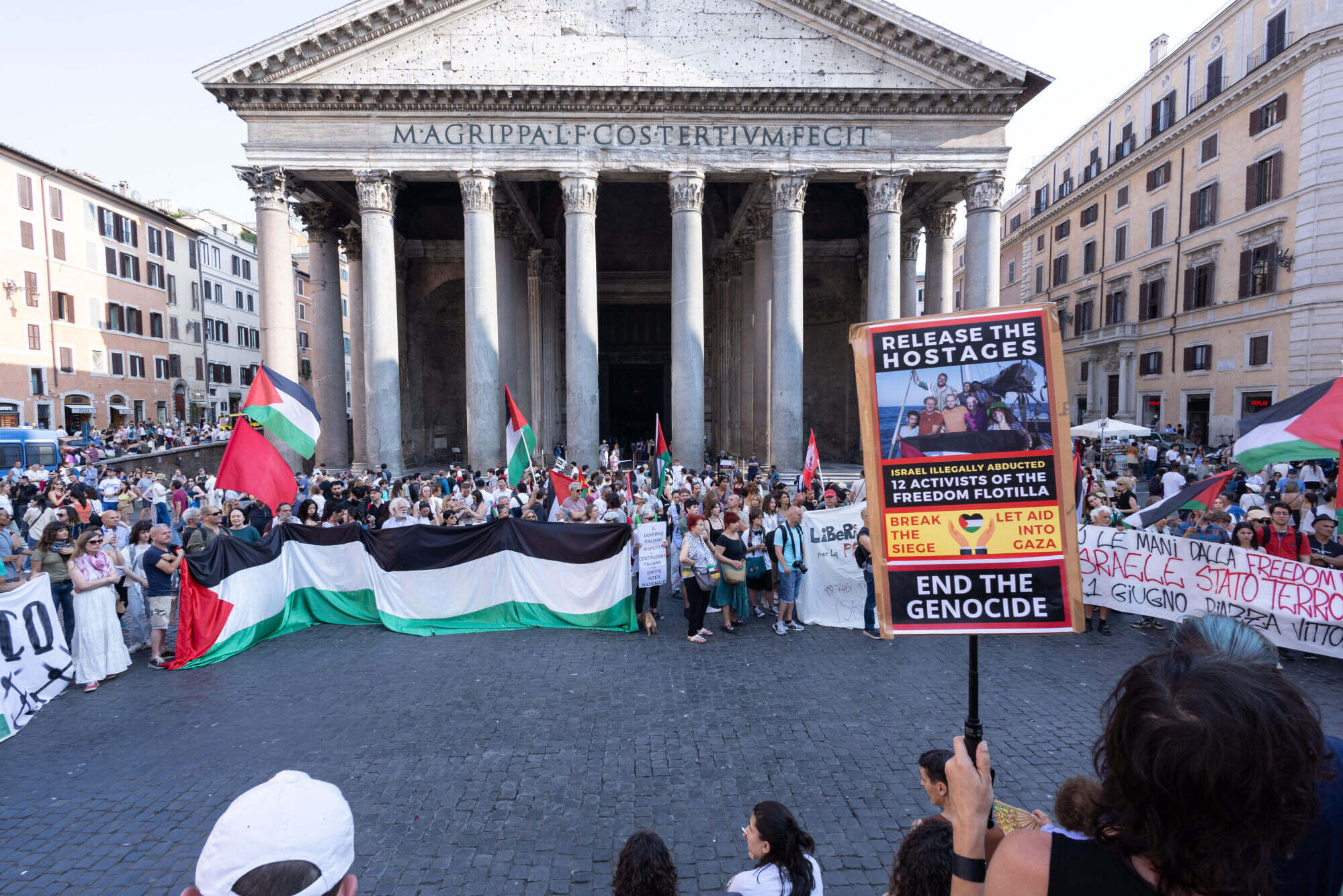 People demonstrate in front of the Pantheon in Rome to demand the release of the crew of the Freedom Fotilla. Photo: dpa