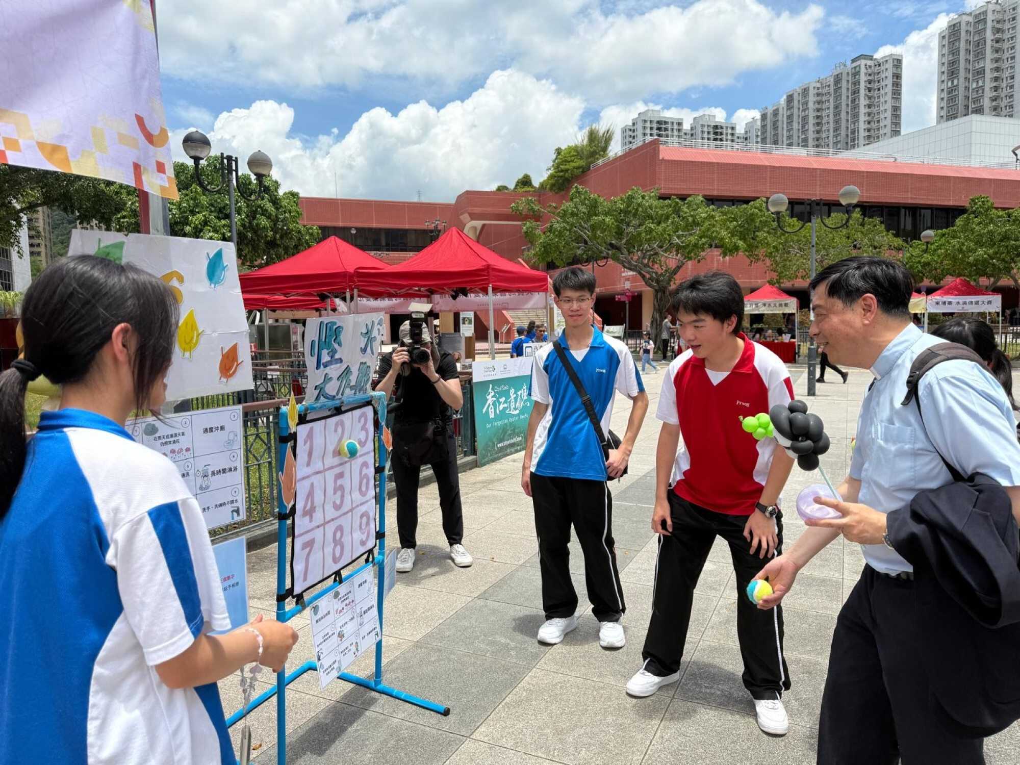 Li Kwan-ho (second from right) plays a game with a participant. Photo: Handout