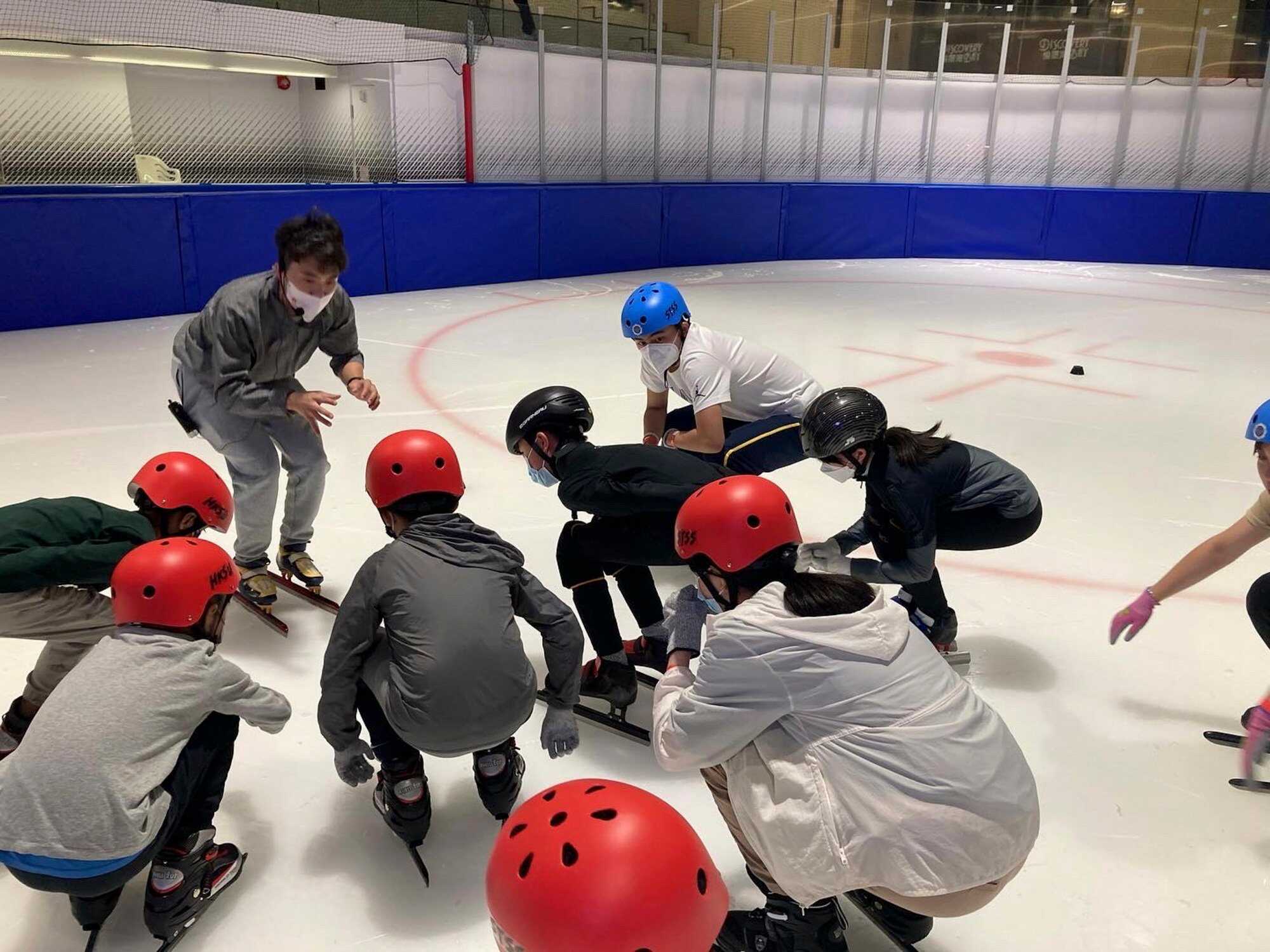 Sidney Chu teaches kids during a speed skating class in Discovery Bay. Photo: Handout