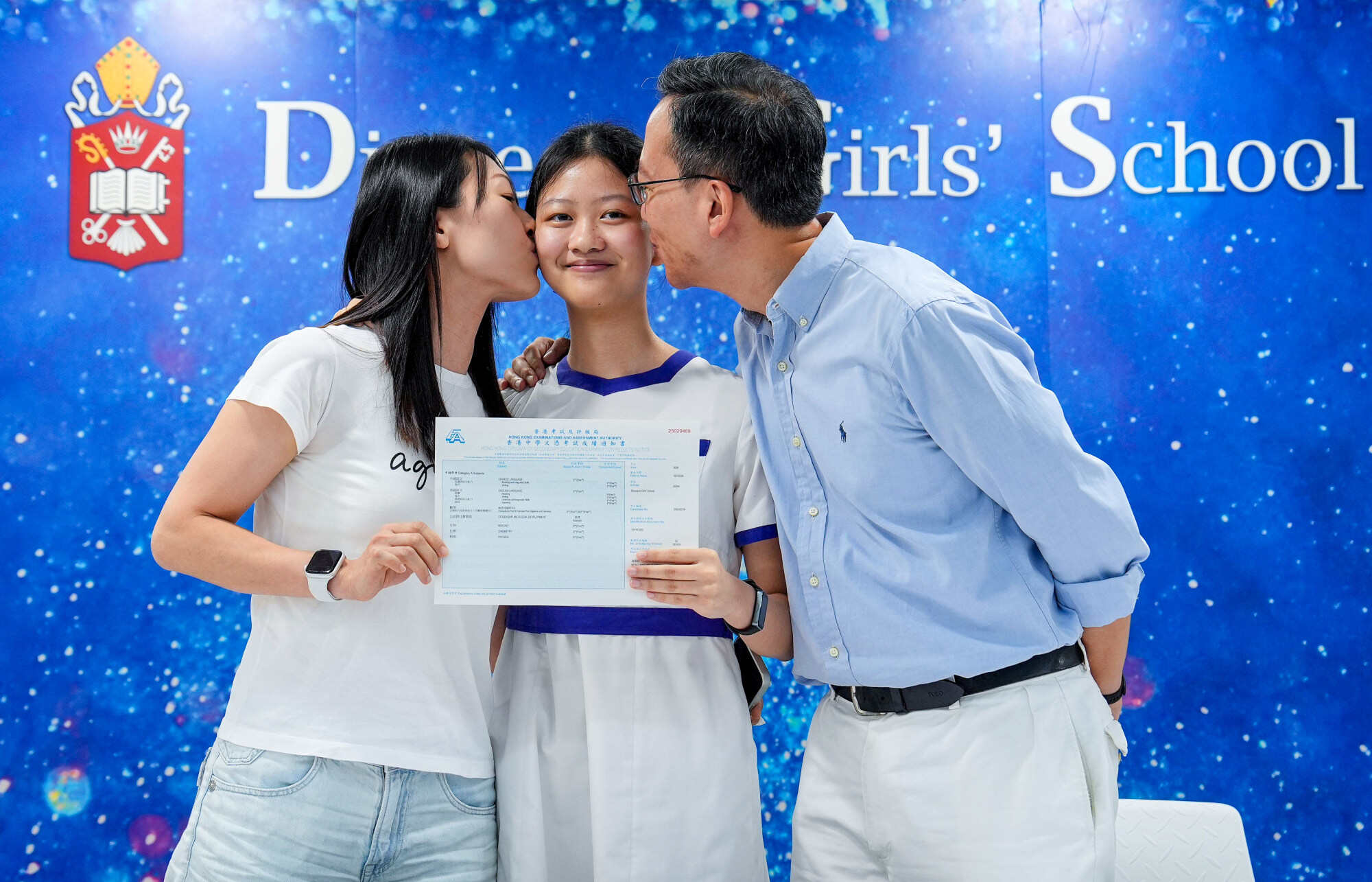 Audrey Wong (centre), the Diocesan Girls’ School top scorer, with her parents. Her father, Albert Wong, was also a top scorer in the HKCEE, achieving 10 As in 1992. Photo: Elson Li