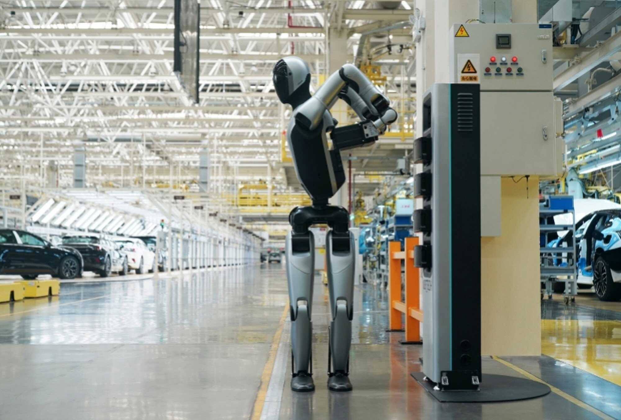 A Chinese start-up based in Shenzhen announced it had developed a new humanoid robot that can change its own batteries – allowing it, in theory, to work nonstop for 24 hours a day. Photo: Weibo