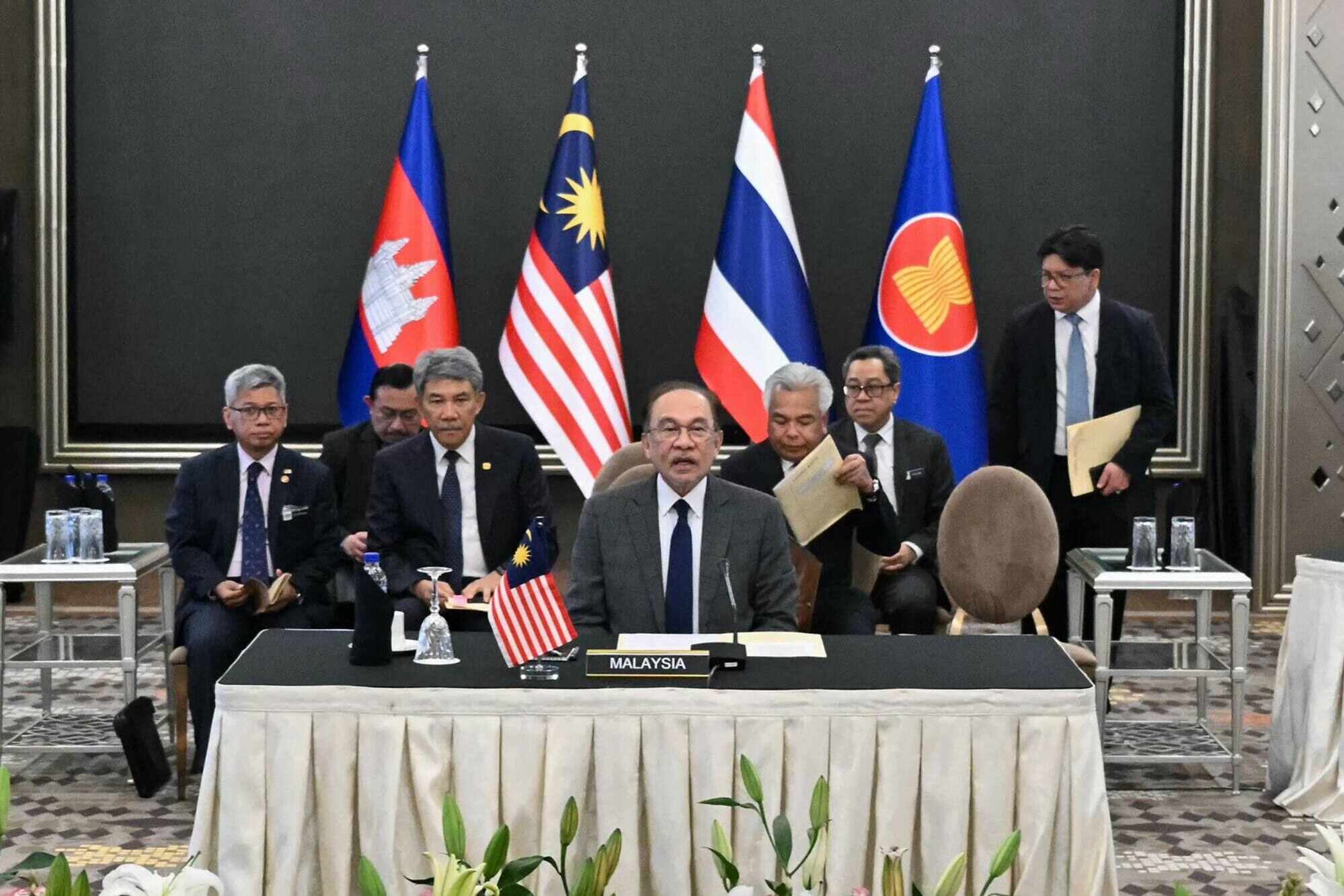 Malaysia’s Prime Minister Anwar Ibrahim (centre) mediates talks with Cambodia’s Prime Minister Hun Manet and Thailand’s acting Prime Minister Phumtham Wechayachai. Photo: AFP
