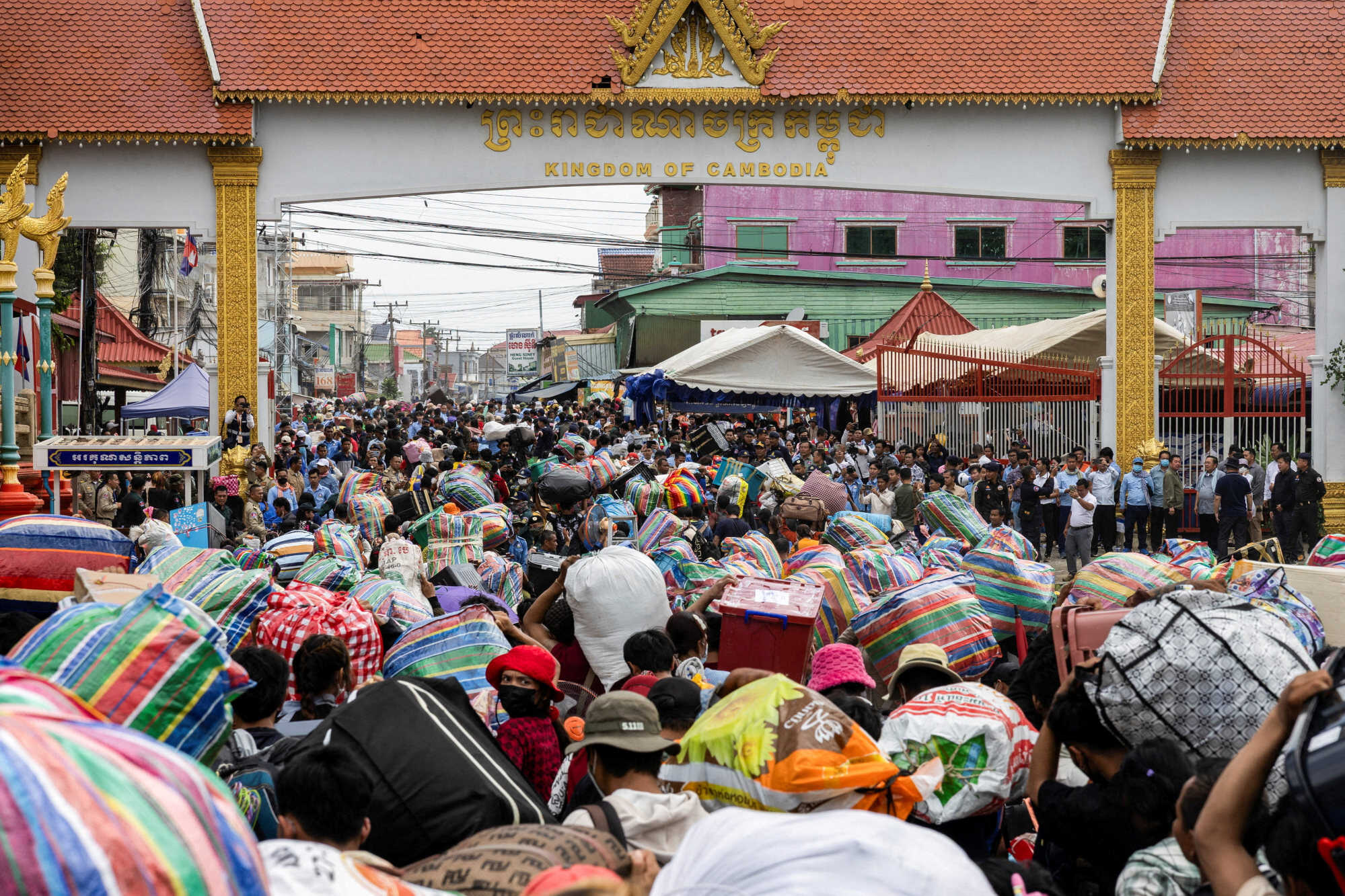 Cambodian migrant workers leave Thailand, crossing the border at Ban Laem checkpoint to return to their home country. Photo: Reuters