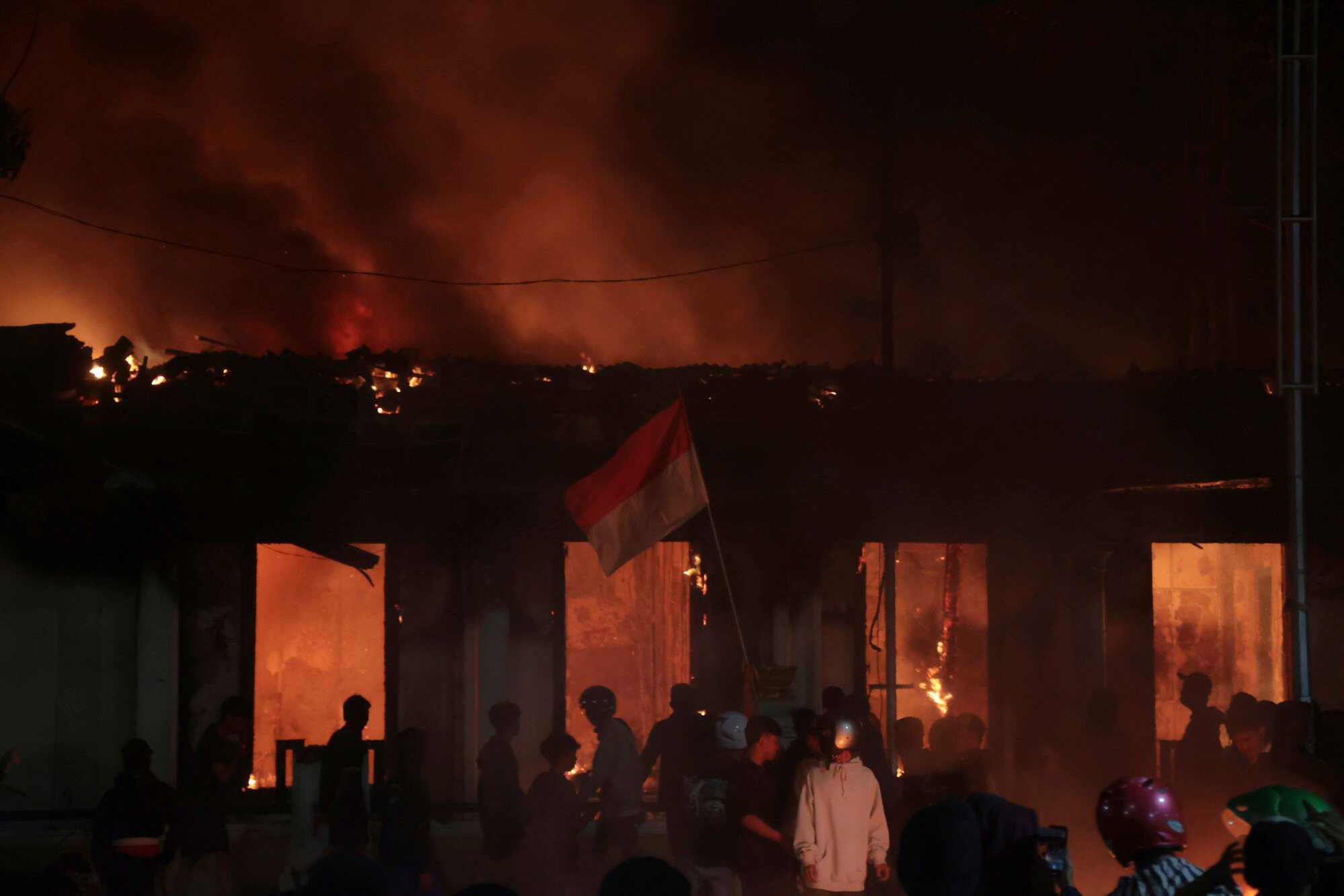 Flames engulf the Grahadi Building, the official residence of the East Java governor, in Surabaya, East Java, Indonesia. Photo: AP