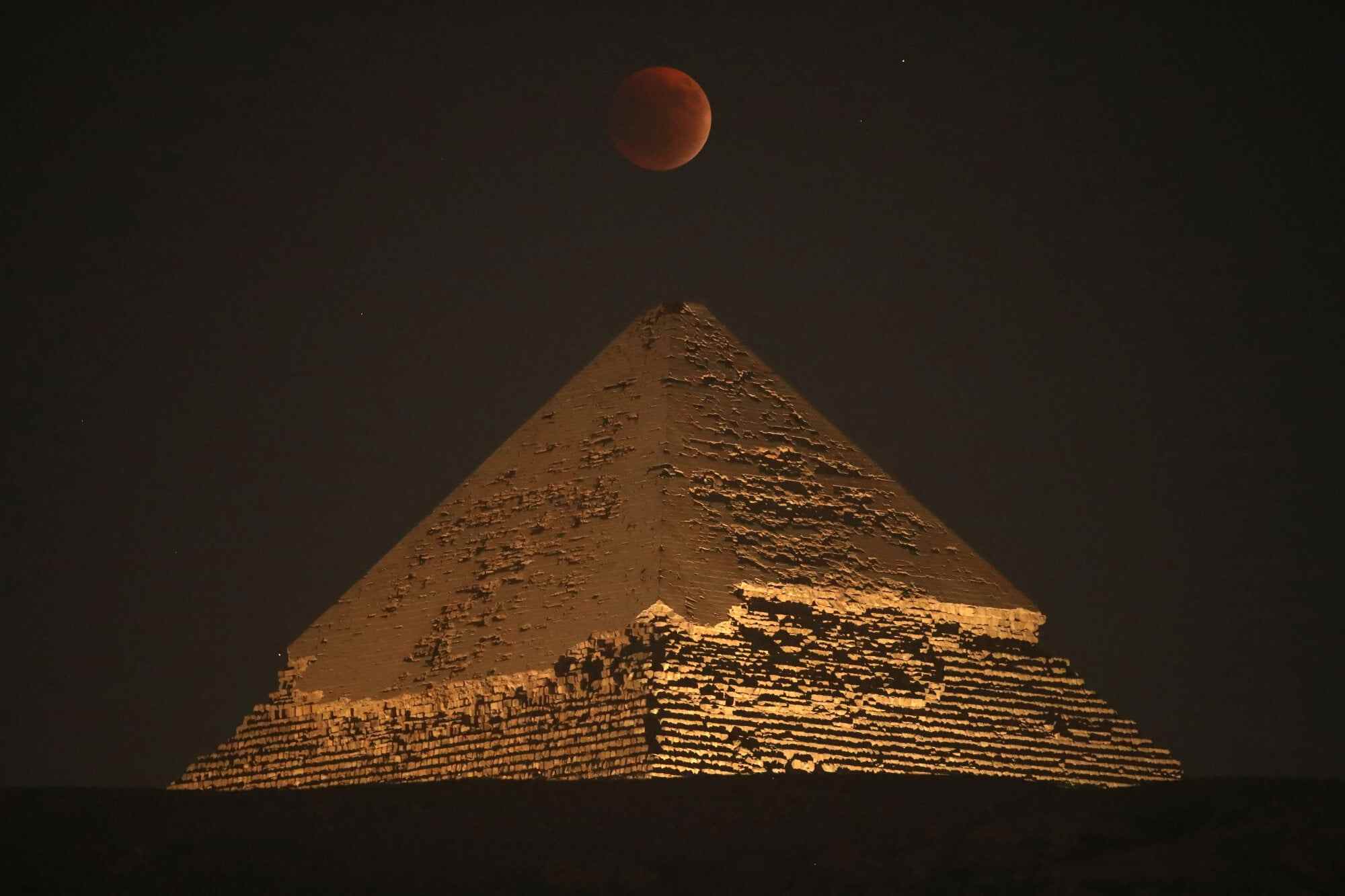 The “blood moon” appears over the Pyramid of Khafre in Egypt. Photo: Xinhua