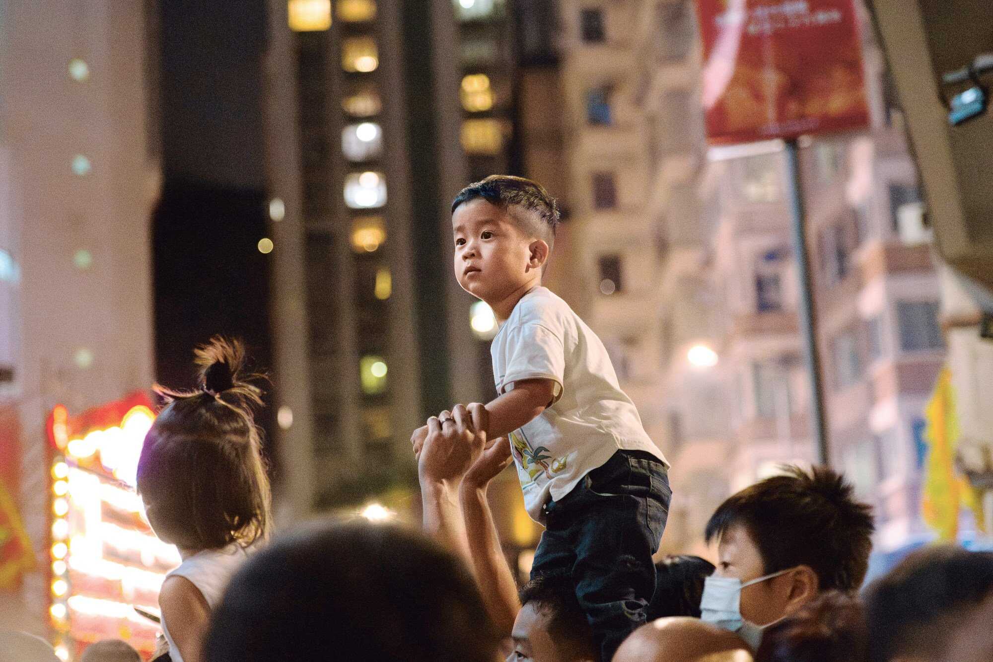 Approximately 300 people navigate the dragon through Tai Hang’s narrow streets. Photo: Huy Truong