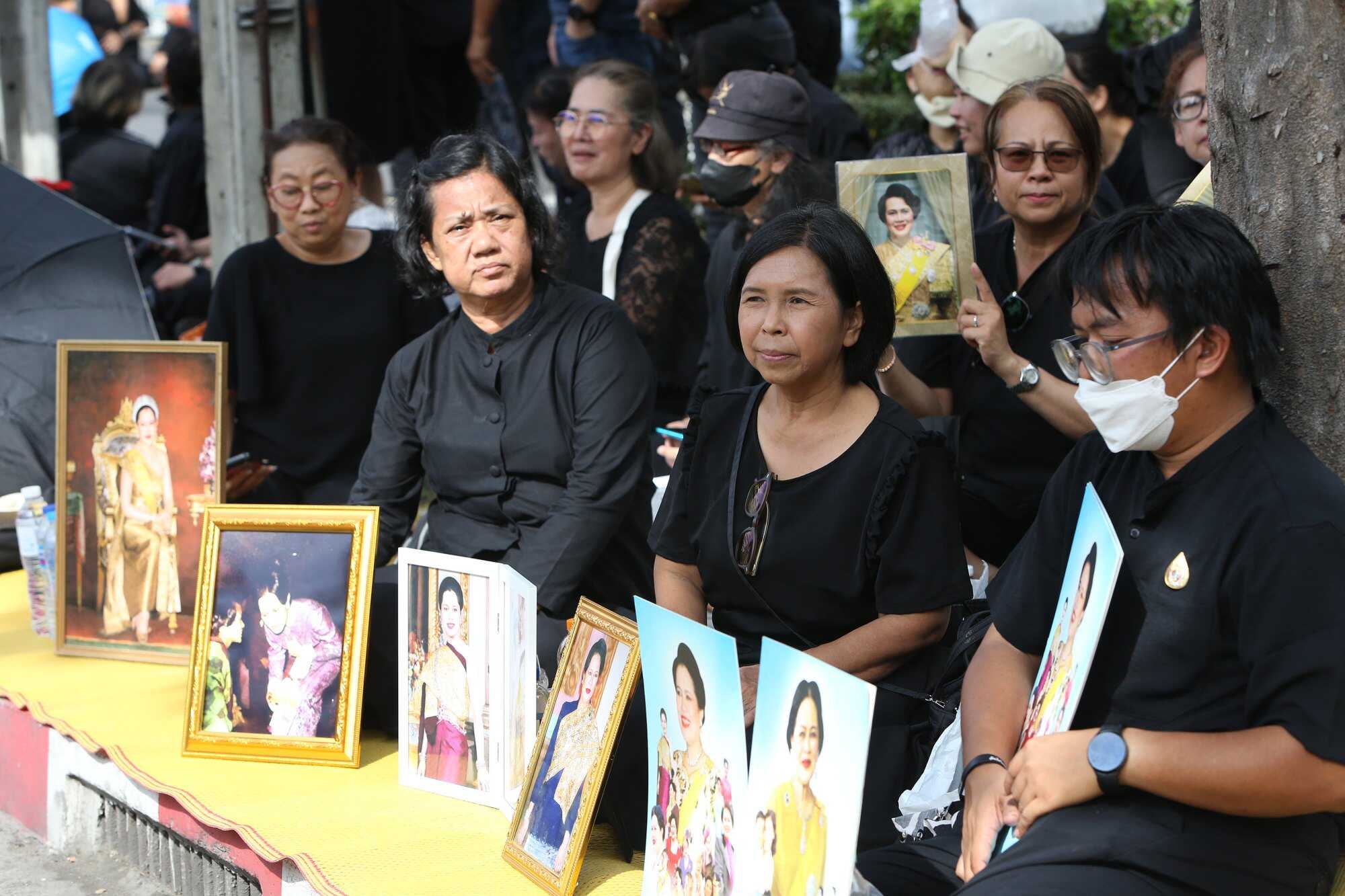 Thais mourn Queen Mother Sirikit at King Chulalongkorn Memorial Hospital in Bangkok, Thailand. Photo: Xinhua