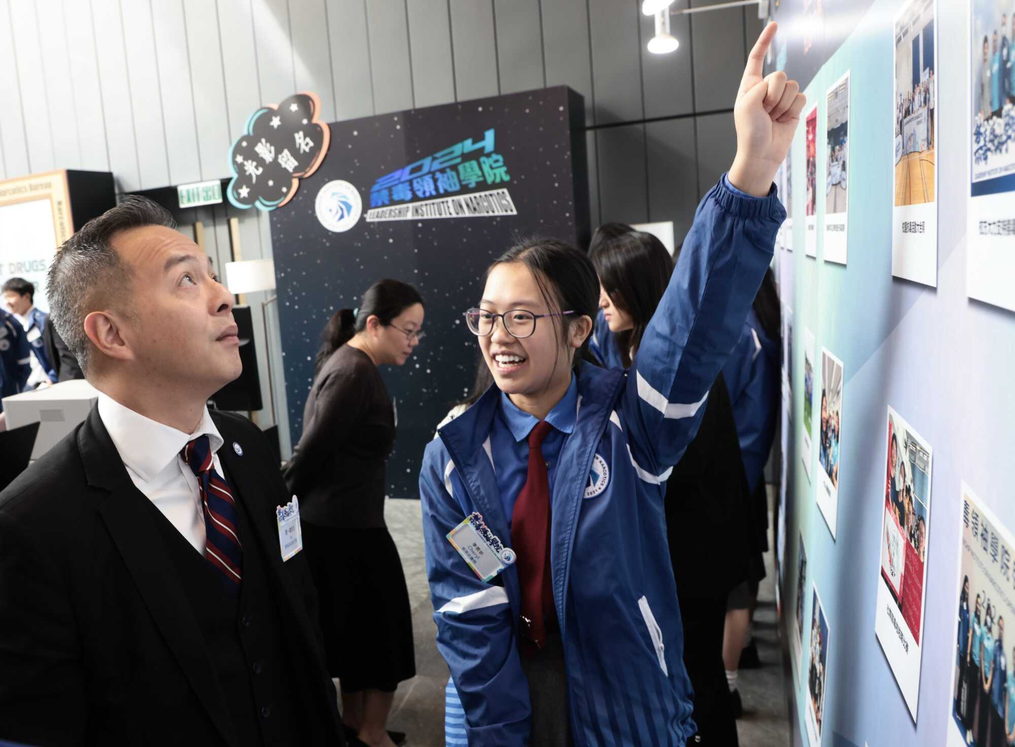 Cheryl Li (right) is the winner of the 2024/25 Student of the Year’s Linguist (Cantonese) award. Photo: Handout