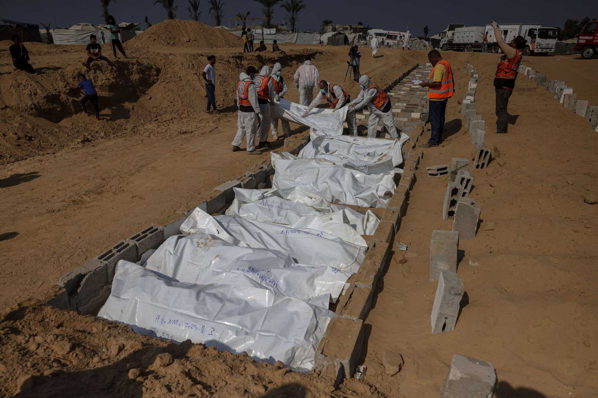 Health and civilian workers conduct a mass burial of Palestinians at a cemetery in Khan Yunis, in the southern Gaza Strip. Photo: dpa