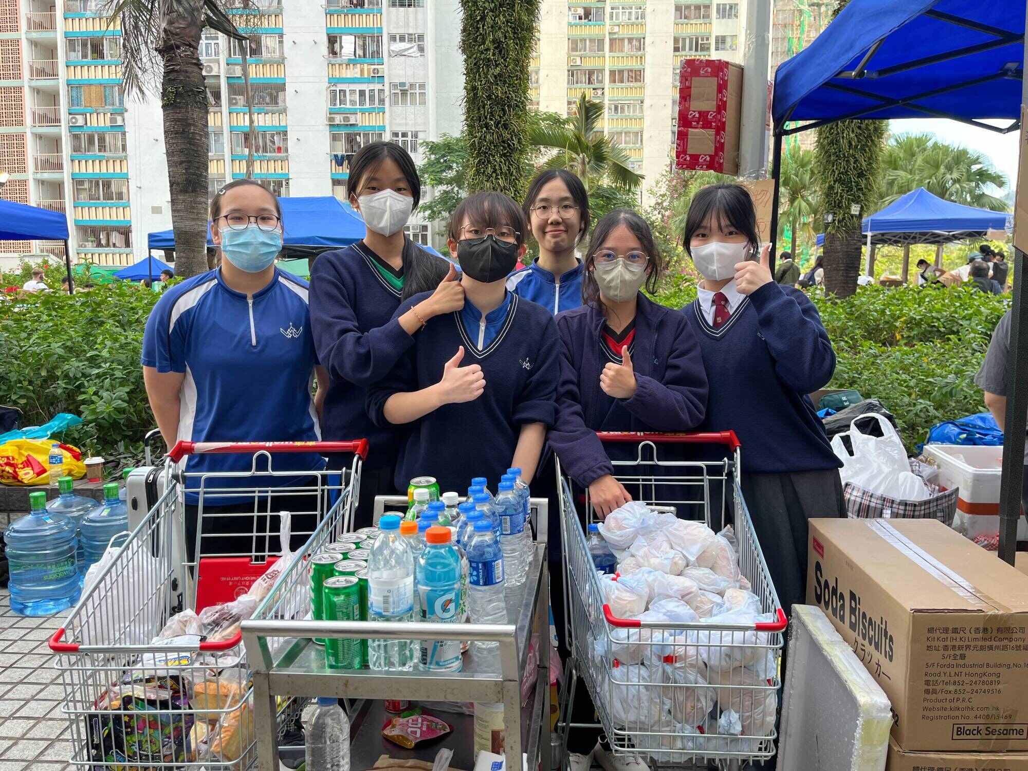 Annie Chen (right) and her classmates have volunteered to help the Tai Po fire victims. Photo: Kelly Fung