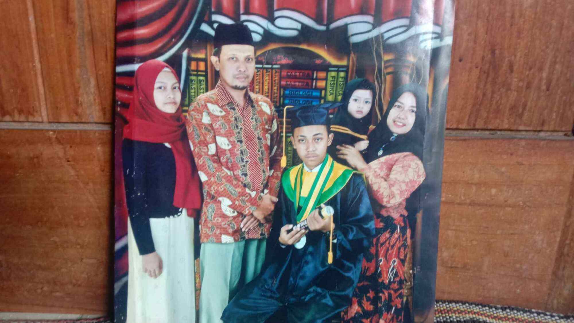 Indonesian domestic worker Sri Wahyuni and her husband Sugeng Widodo have three children. Wahyuni went to work in Hong Kong to support their children’s education. Photo: Sugeng Widodo
