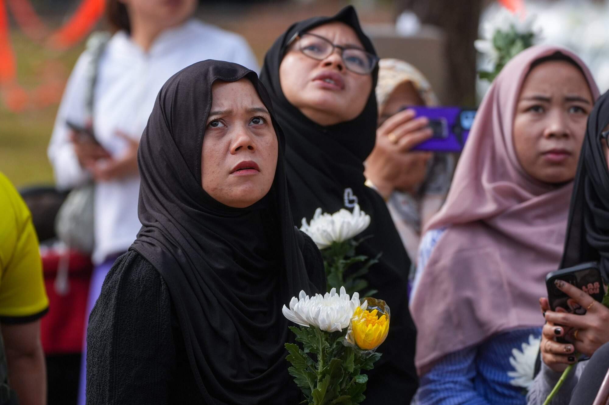 Mourners gather at Kwong Fuk Sitting-out Area after the deadly fire at Wang Fuk Court in Tai Po. Photo: Eugene Lee