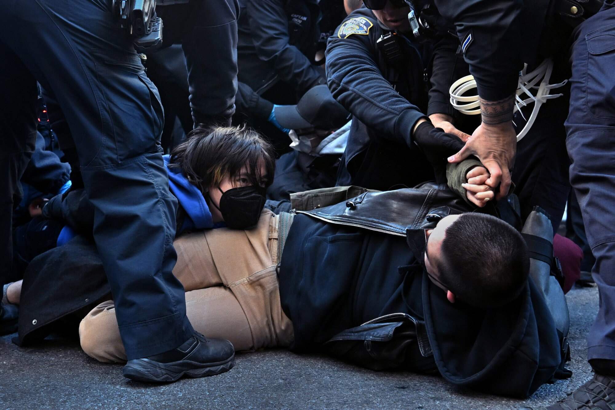 Police officers arrest activists who tried to block ICE agents, as citizens across the United States try to fight the Trump administration's clampdown on immigration. Photo: dpa