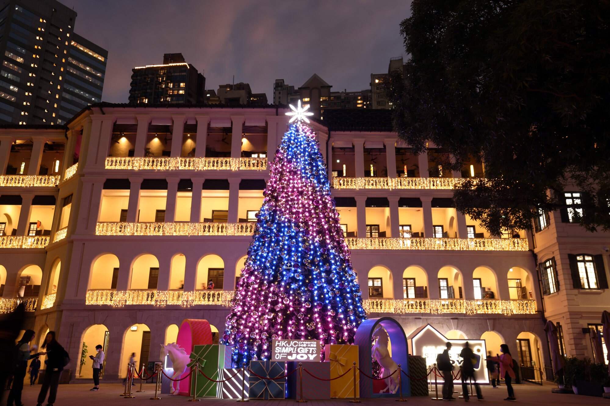 Tai Kwun’s 12-metre Christmas tree is a great place for a family photo. Photo: K. Y. Cheng