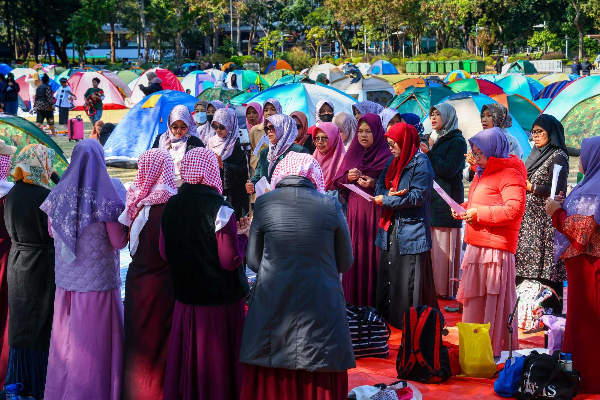 Domestic workers gather to pray for the victims of the tragic Tai Po fire. Photo: Dickson Lee