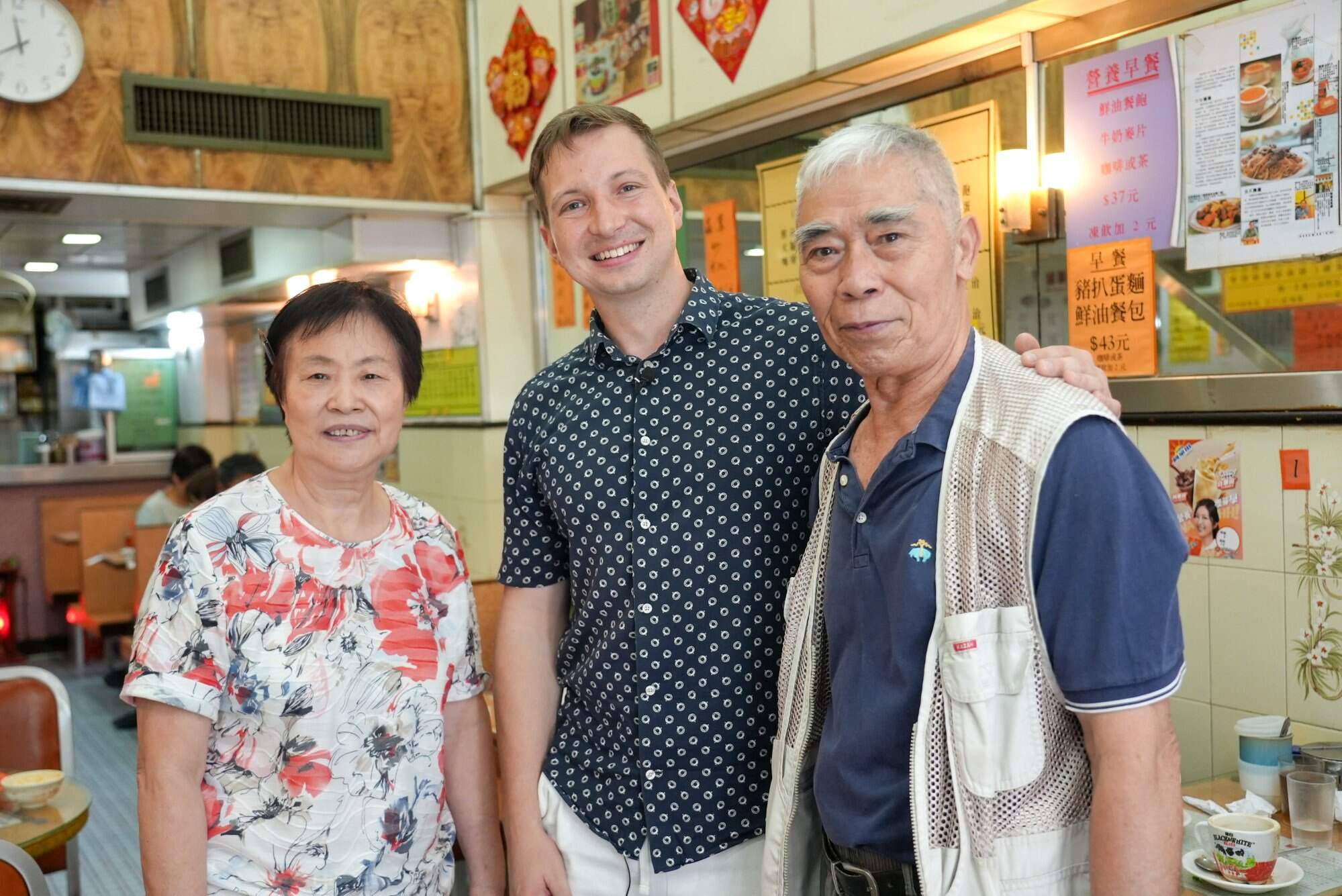 Jonas Groom (middle) with Ms Hui, 73, and Mr Kwong, 74, the owners of a cha chaan teng in Sai Ying Pun. Photo: Sophie Li