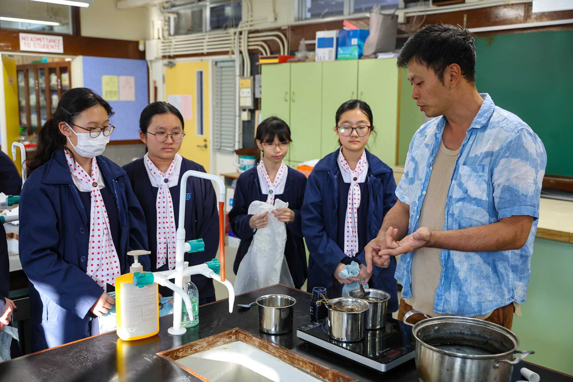 Artist Benjamin Hao (right) teaches students how to create a natural dye by fermenting Chinese indigo’s leaves with water, shell ash and banana peels. Photo: Edmond So