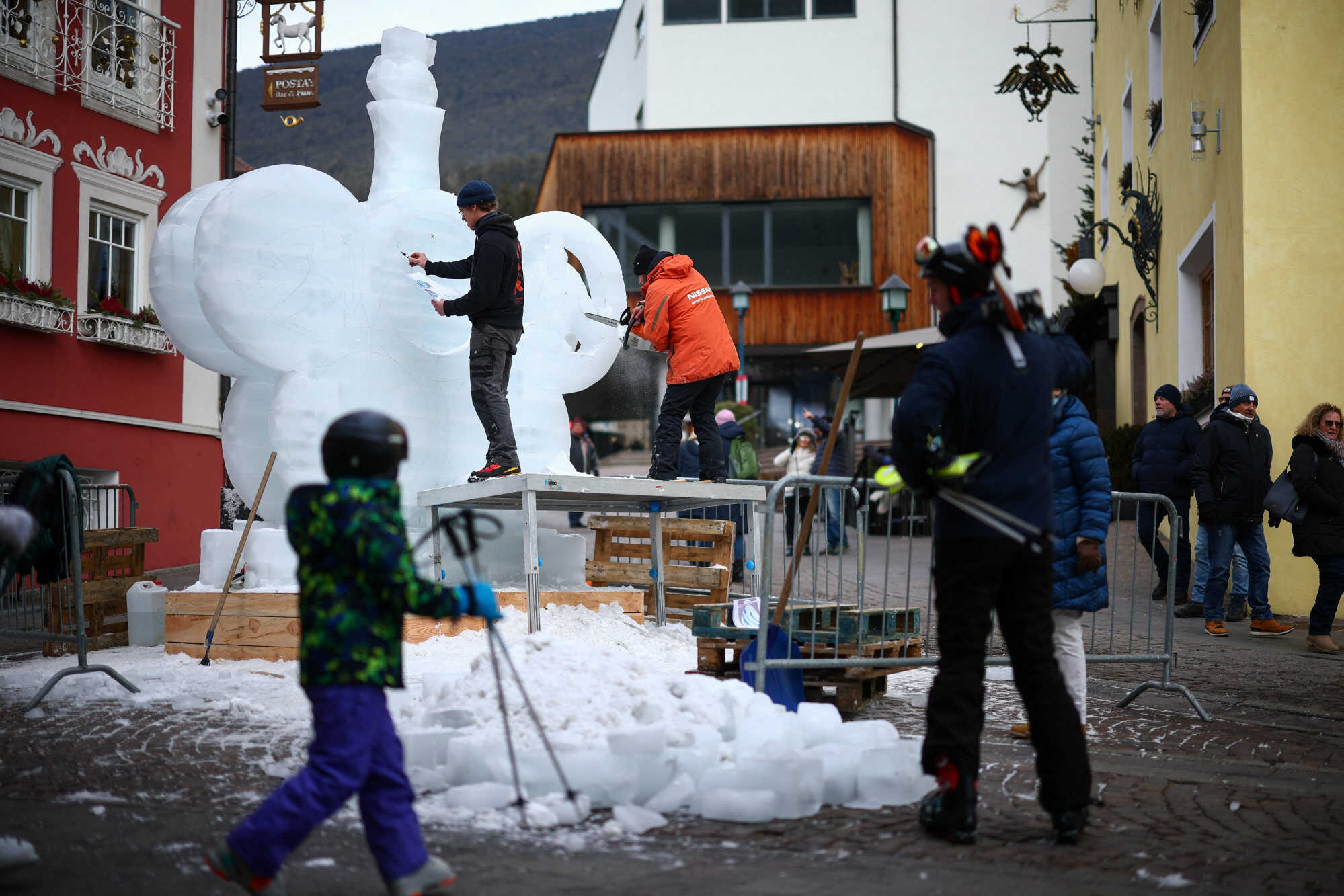 Sculptors work on an ice sculpture depicting winter sports and the Olympic rings ahead of the Milano Cortina 2026 Winter Olympics in the village of Ortisei, Italy on January 23, 2026. Photo: Reuters