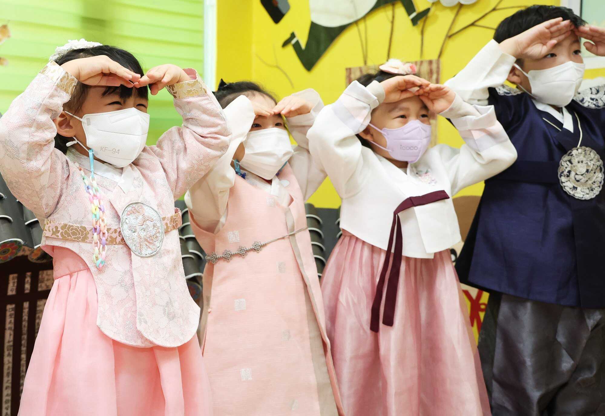 Children wear hanbok, traditional Korean attire, and learn to perform the sebae in Suwon, South Korea ahead of Seollal. Photo: EPA-EFE