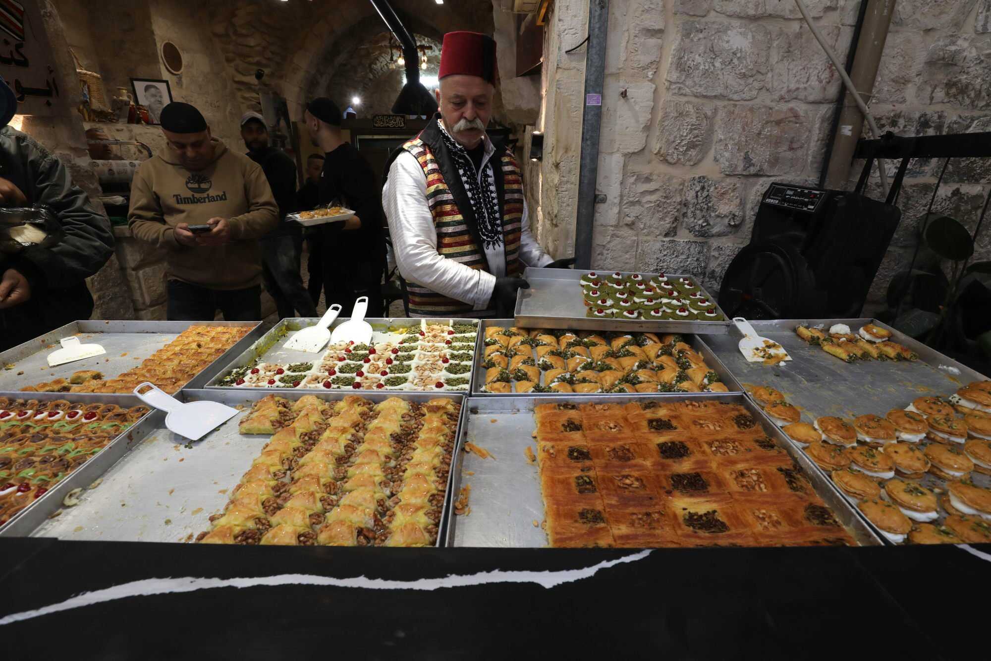 Palestinians prepare traditional sweets to sell on the first day of Ramadan in the city of Nablus in the northern West Bank on February 18, 2026. Photo: Xinhua