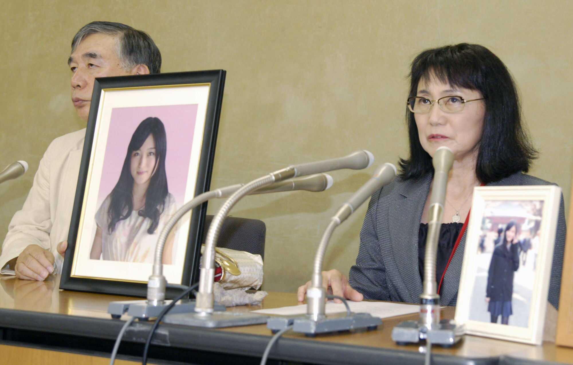 Yukimi Takahashi (right), mother of Matsuri Takahashi, a 24-year-old Dentsu Inc. employee who died by suicide in 2015, attends a press conference in 2016. Photo: Kyodo