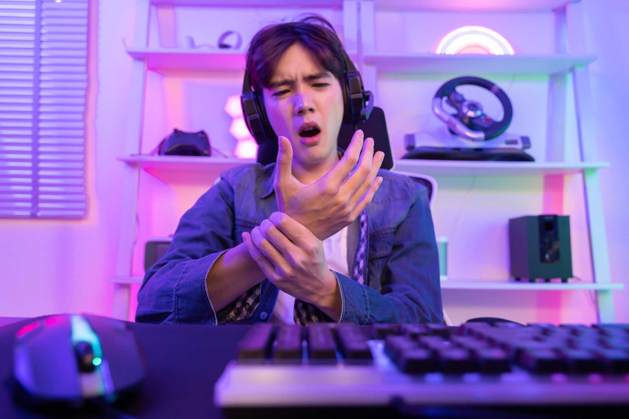 Researchers found a direct link between long-term use of gaming devices and physical pain. Photo: Shutterstock