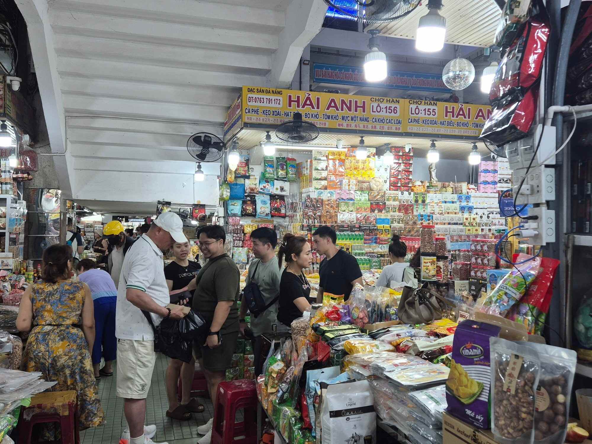 South Korean tourists shop at Da Nang’s popular Han Market in Vietnam. Photo: David D. Lee