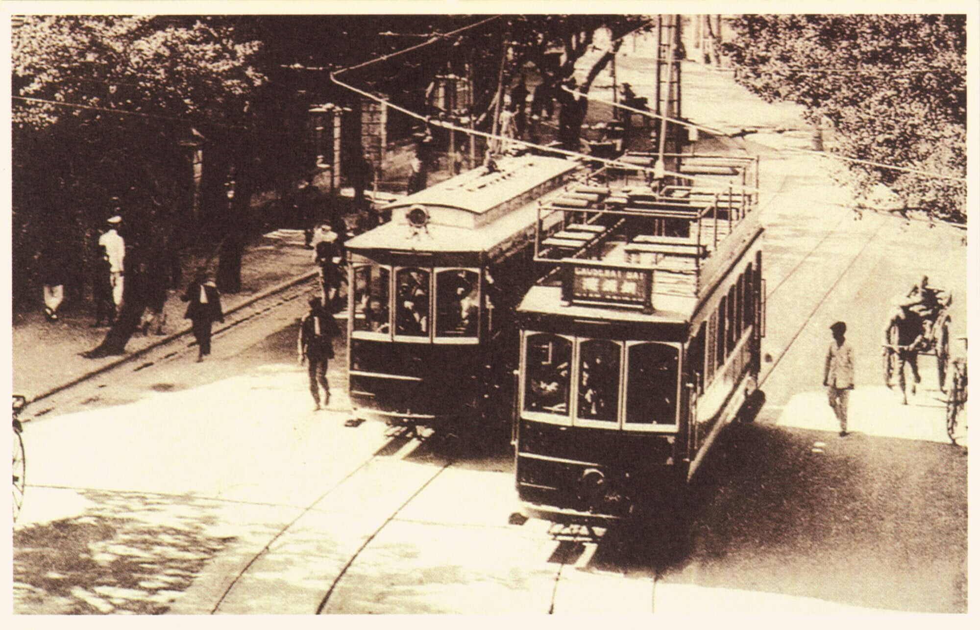 First and second-generation trams on Arsenal Street, Admiralty, in 1910. Photo: SCMP