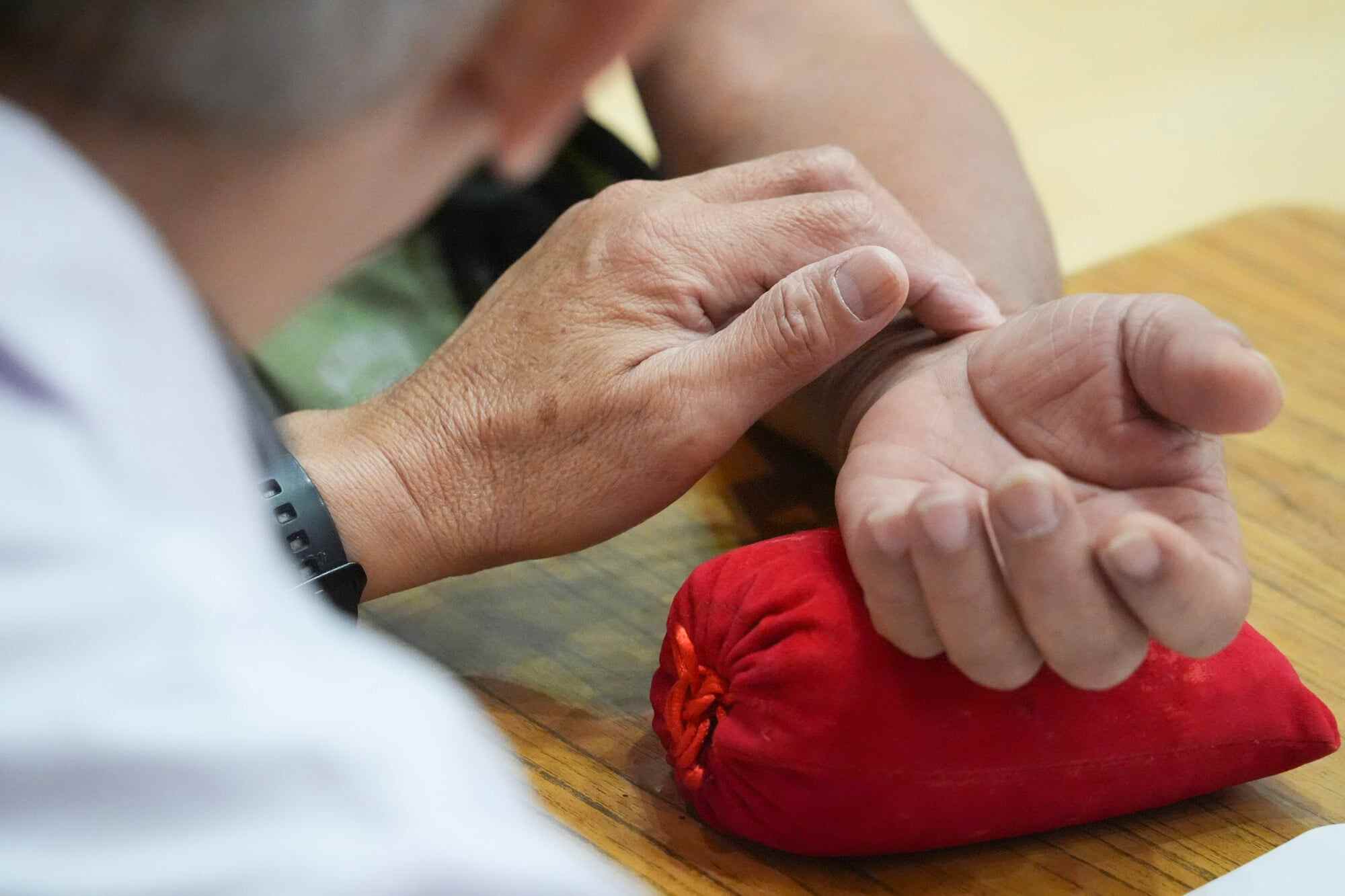 Patients in Mong Kok get a traditional Chinese medicine consultation during a free session sponsored by the Chinese General Chamber of Commerce. Measuring the ‘guan’, or pulse, can help a practitioner assess your condition. Photo: Eugene Lee