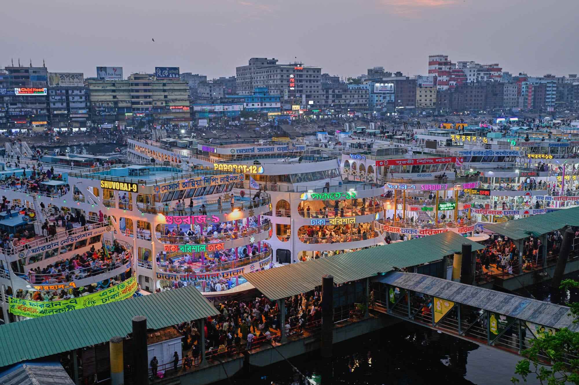 Thousands of travellers scramble to board ferries at the Sadarghat Launch Terminal in Dhaka, Bangladesh, on March 18, 2026, joining the massive annual exodus to celebrate Eid al-Fitr in their hometowns. Photo: AP