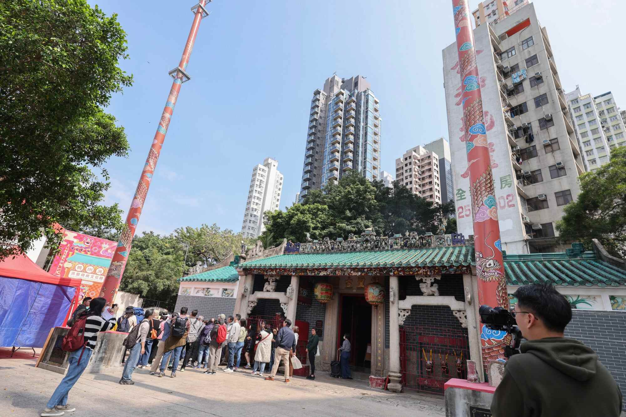 Worshippers and tourists flock to Hung Shing Temple in Ap Lei Chau. Photo: Nora Tam