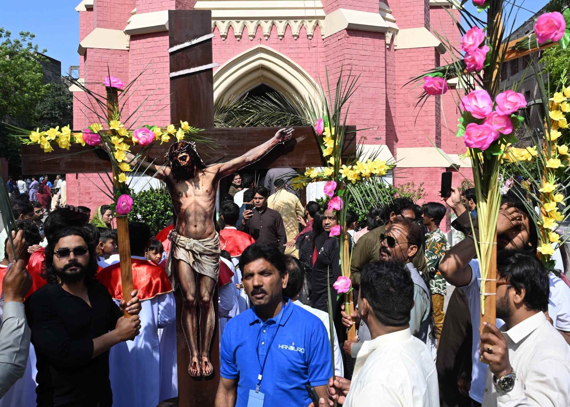 Pakistani Christians attend a Palm Sunday Mass held outside a church in Lahore, Pakistan. Photo: EPA