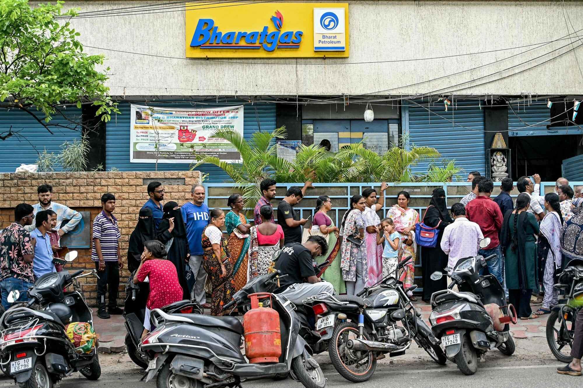 People queue to receive liquefied petroleum gas (LPG) cylinders from a Bharat Petroleum Corporation gas agency office in Hyderabad on March 31, 2026, amid changing costs. Photo: AFP